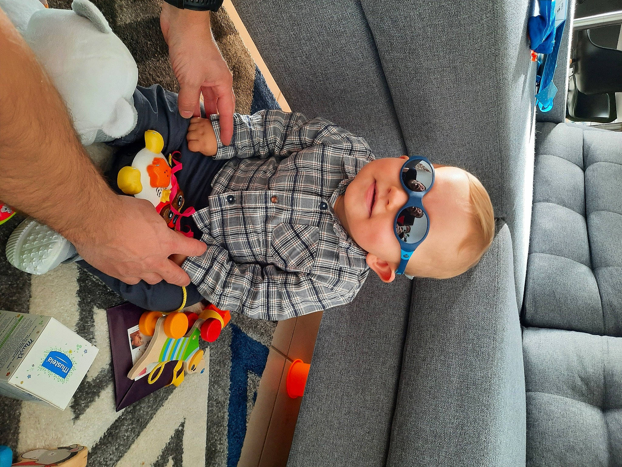 Julian participe au concours pour gagner de l'argent avec cette photo : baby, car_seat, car_seat_cover, child, comfort, family_car, fun, human_leg, leisure, luxury_vehicle, nail, orange, pattern, person, product, room, sitting, thigh, toddler, vacation