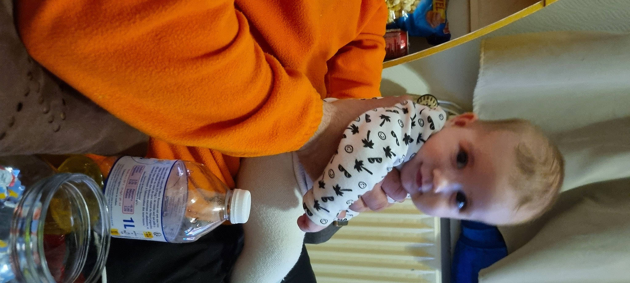 Gabriel a rejoint le concours — aidez-le/la à gagner de superbes lots ! baby, baby_products, baby_safety, baby_toddler_clothing, bottle, child, comfort, drink, drinking_water, drinkware, fluid, mineral_water, nail, person, plastic_bottle, play, smile, toddler, water, water_bottle