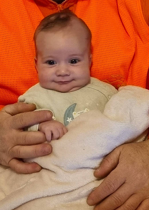 Gabriel a rejoint le concours — aidez-le/la à gagner de superbes lots ! baby, baby_toddler_clothing, cheek, child, comfort, eye, finger, gesture, hand, happy, head, human_body, linens, nail, nose, person, skin, smile, textile, thumb