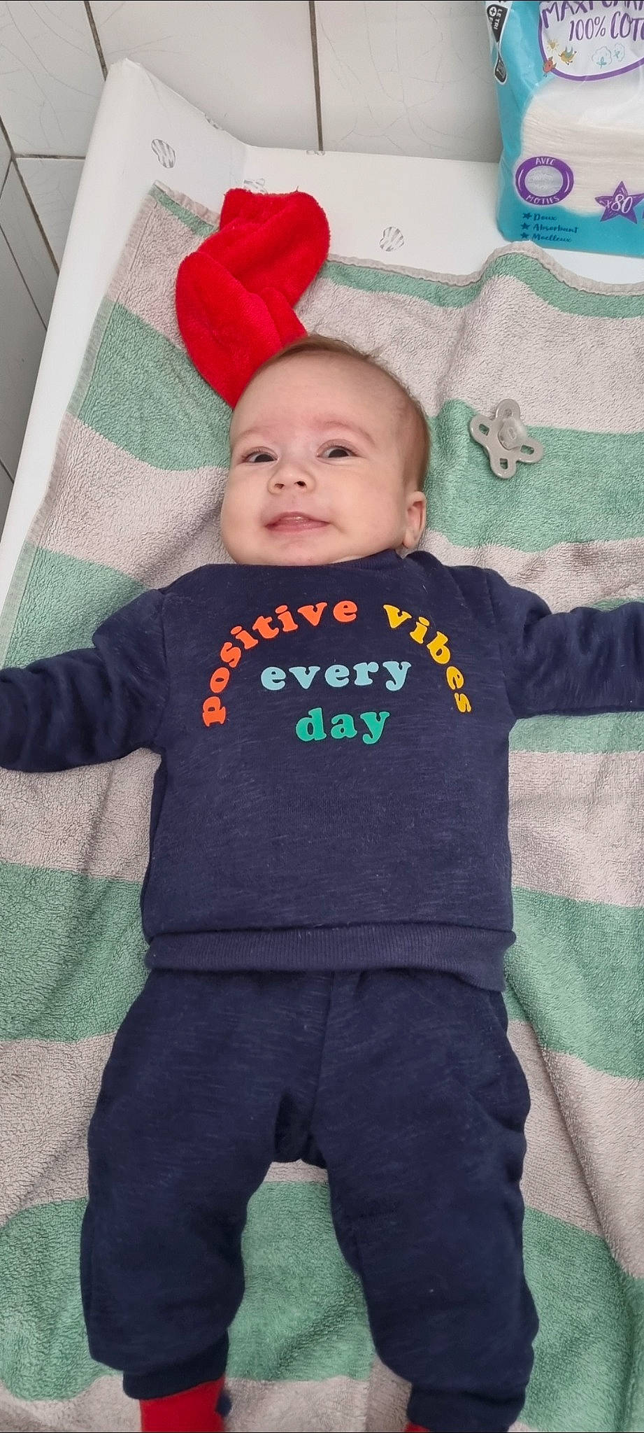 Gabriel a rejoint le concours — aidez-le/la à gagner de superbes lots ! baby, baby_toddler_clothing, cheek, comfort, couch, eye, face, facial_expression, green, hair, happy, head, person, plant, skin, sleeve, smile, t_shirt, textile, toddler