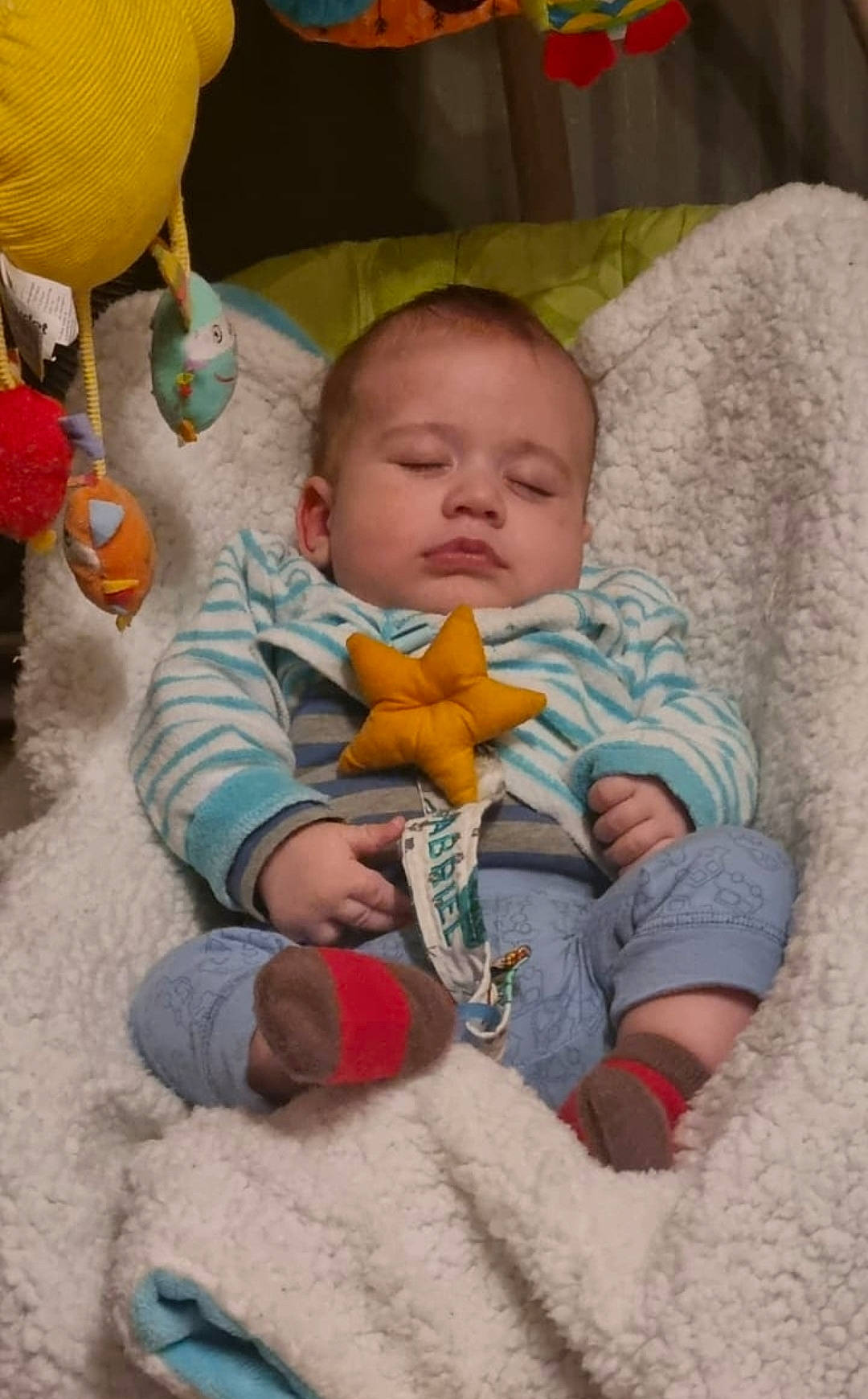 Gabriel a rejoint le concours — aidez-le/la à gagner de superbes lots ! baby, baby_products, baby_toddler_clothing, cheek, child, comfort, eye, finger, fun, head, iris, linens, mouth, nose, orange, person, sitting, skin, textile, toddler