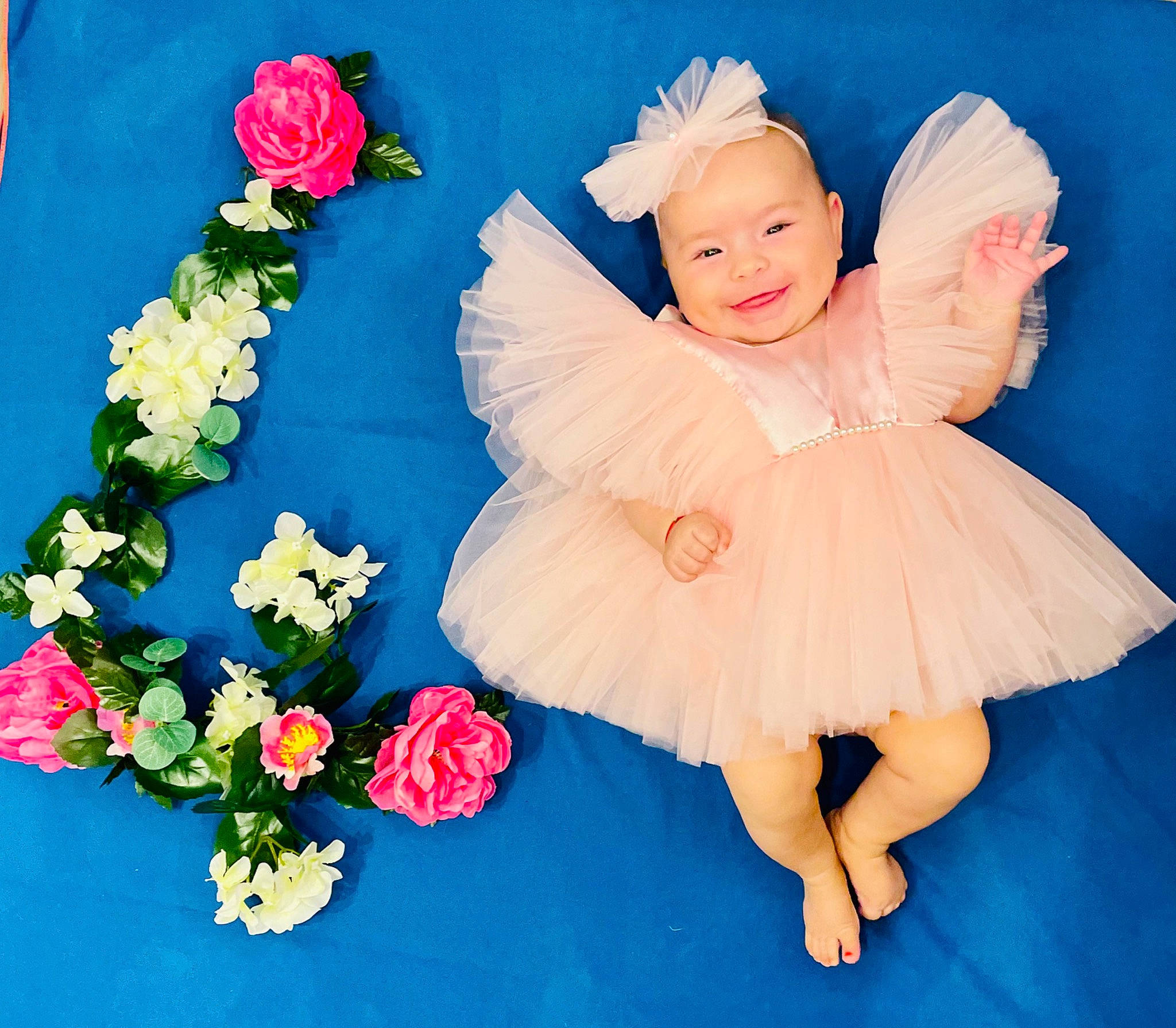 Anna participe au concours pour gagner de l'argent avec cette photo : angel, aqua, azure, baby_toddler_clothing, cut_flowers, dress, electric_blue, flower, happy, headpiece, joy, magenta, mythical_creature, person, petal, picture_frame, pink, plant, rose, smile