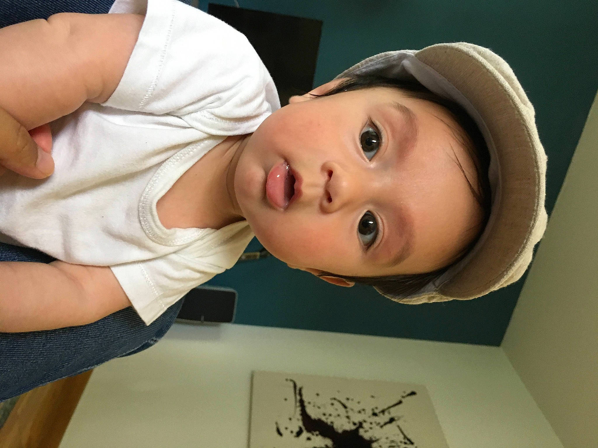 Darwin participe au concours pour gagner de l'argent avec cette photo : art, cap, cheek, child, elbow, eyelash, fashion_accessory, fun, hat, illustration, lip, mouth, nose, person, portrait, portrait_photography, selfie, sleeve, surprise, toddler