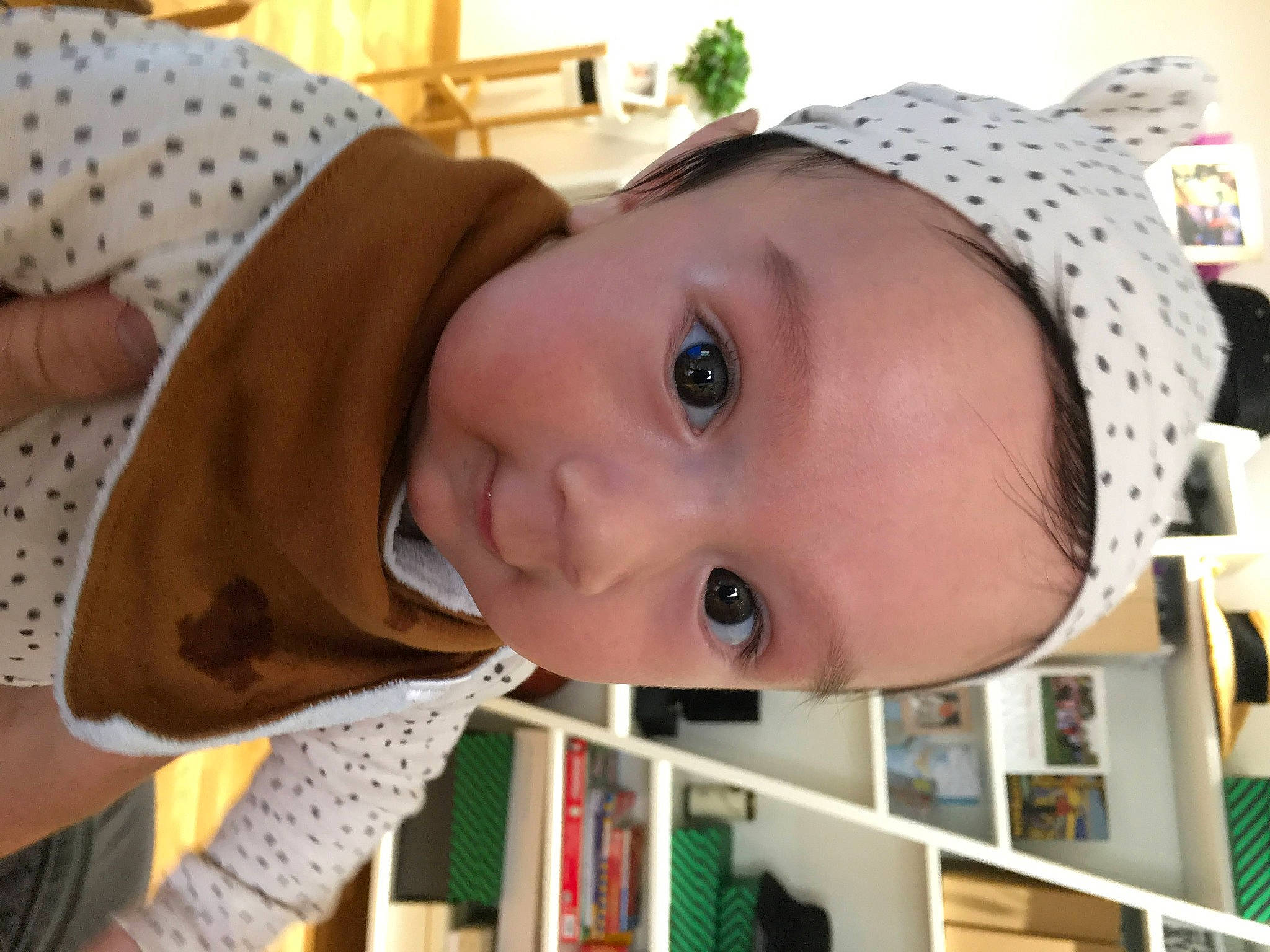 Darwin participe au concours pour gagner de l'argent avec cette photo : baby, baby_toddler_clothing, cap, cheek, child, chin, eye, eyebrow, eyelash, fun, happy, hat, iris, lip, mouth, nose, person, skin, smile, sun_hat