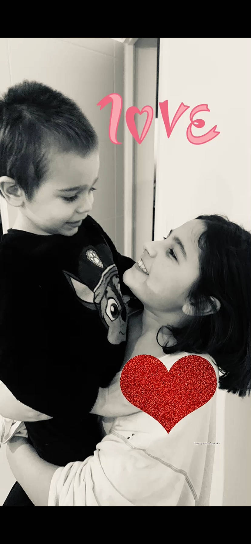 Rose participe au concours pour gagner de l'argent avec cette photo : black, dress, ear, eyelash, facial_expression, fashion, gesture, hair, hairstyle, head, human, human_body, joy, lip, neck, organ, outerwear, person, photograph, shoulder