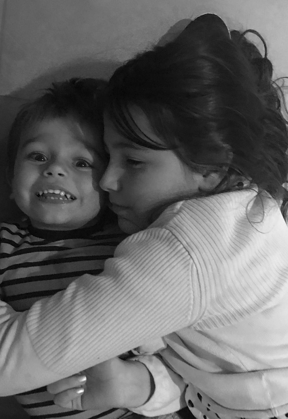 Rose participe au concours pour gagner de l'argent avec cette photo : black, black_and_white, cheek, comfort, face, flash_photography, gesture, happy, iris, joy, lip, mouth, nose, organ, person, photograph, skin, smile, standing, style