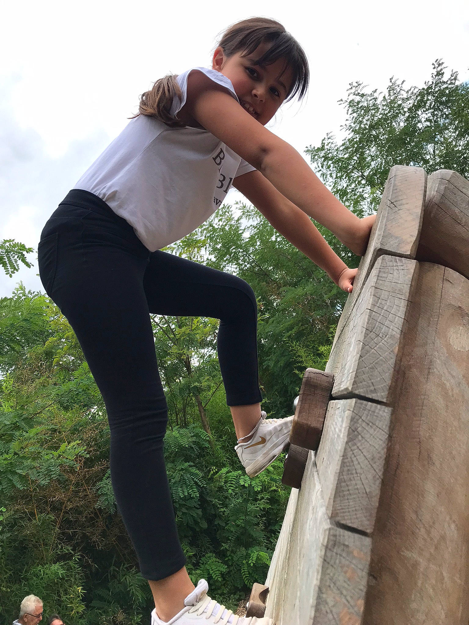 Rose participe au concours pour gagner de l'argent avec cette photo : active_pants, arm, eyewear, fashion, flash_photography, grass, happy, joint, knee, leg, leisure, people_in_nature, person, photograph, shoe, sky, sneakers, sportswear, street_fashion, thigh