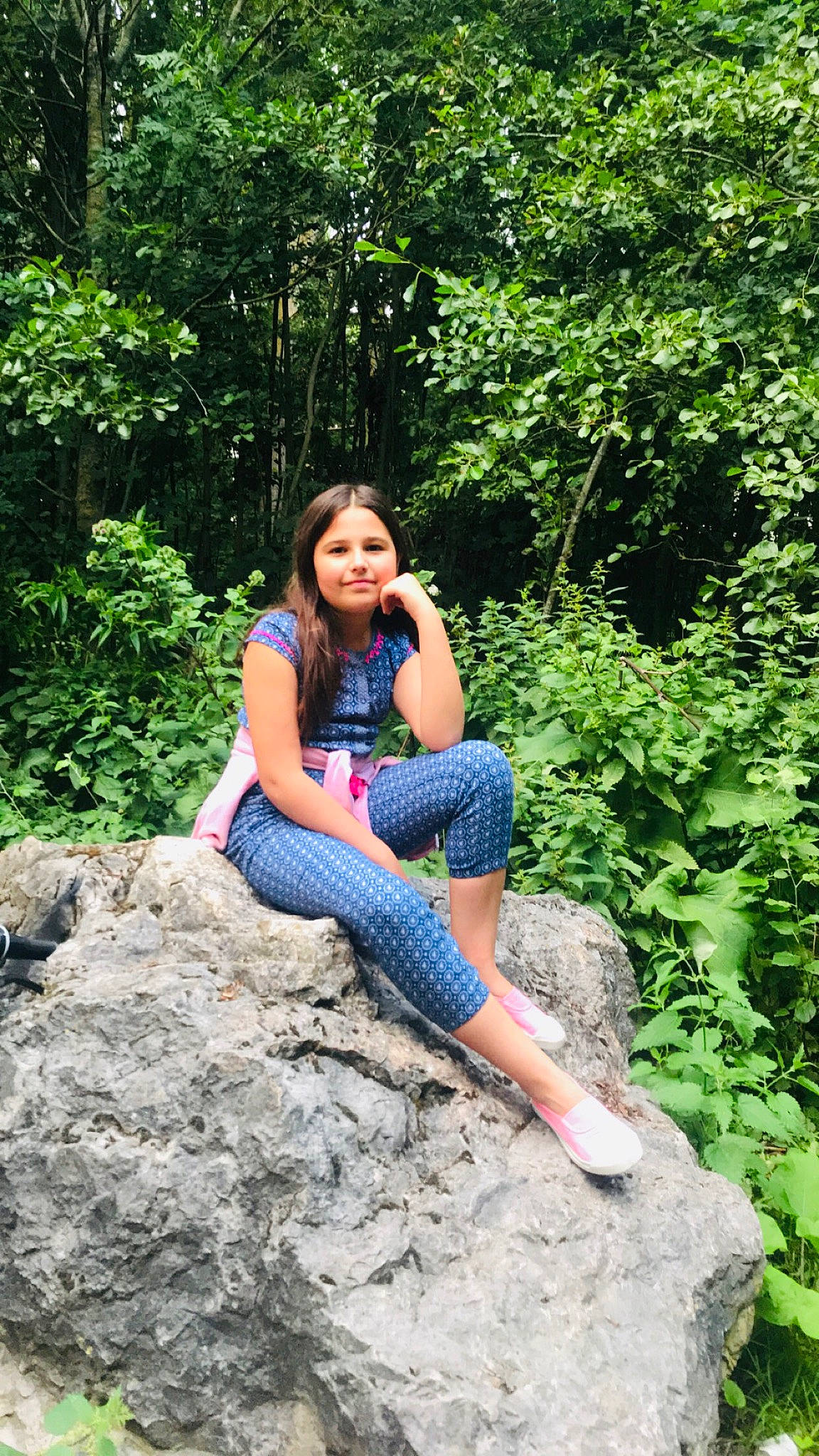 Rose a rejoint le concours — aidez-le/la à gagner de superbes lots ! bedrock, branch, denim, forest, grass, joy, landscape, leg, leisure, natural_environment, people_in_nature, person, plant, recreation, smile, sneakers, summer, t_shirt, thigh, tree