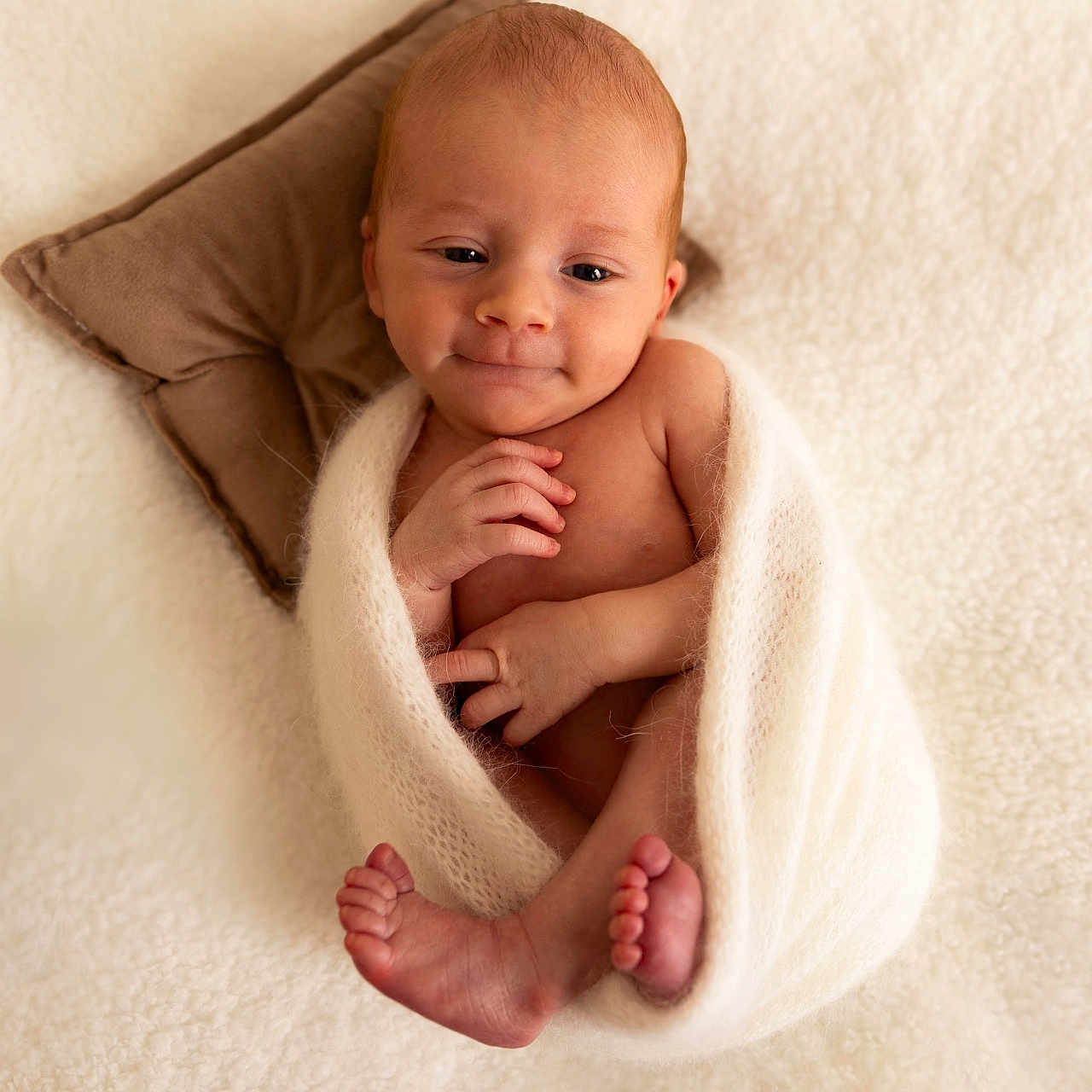 Owenn a rejoint le concours — aidez-le/la à gagner de superbes lots ! baby, bed, blanket, bodypart, cushion, face, finger, furniture, hand, happy, head, homedecor, newborn, person, photography, portrait, quilt, smile, toe, towel