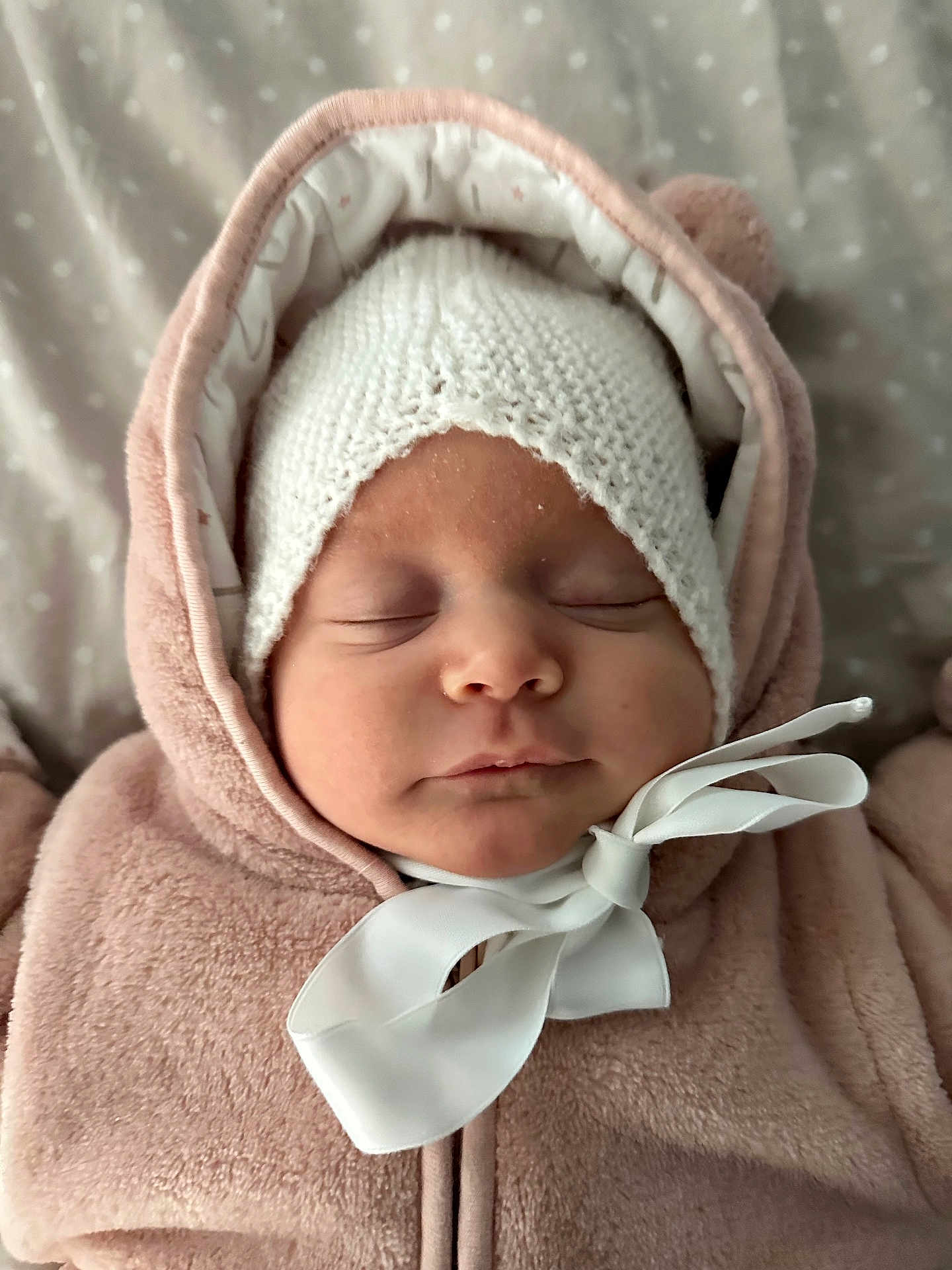 Agathe a rejoint le concours — aidez-le/la à gagner de superbes lots ! baby, newborn, sleeping, infant, hat, hood, bow, ribbon, pink, white, cozy, soft_texture, blanket, polka_dot, face, closed_eyes, cheeks, portrait, fabric, peaceful
