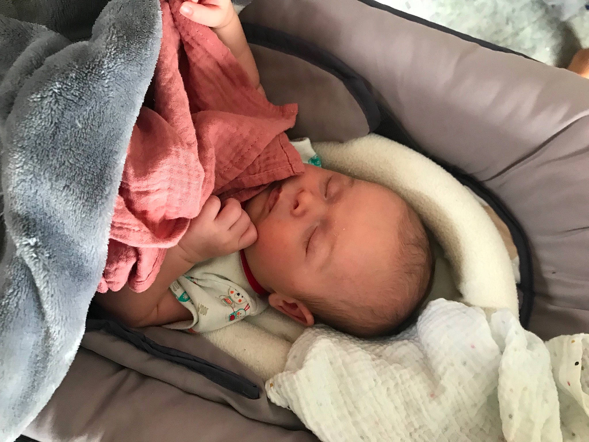 Gaspard a rejoint le concours — aidez-le/la à gagner de superbes lots ! baby, baby_products, baby_sleeping, baby_toddler_clothing, bedtime, carmine, cheek, child, comfort, couch, eye, finger, linens, mammal, mouth, nap, nose, person, room, skin