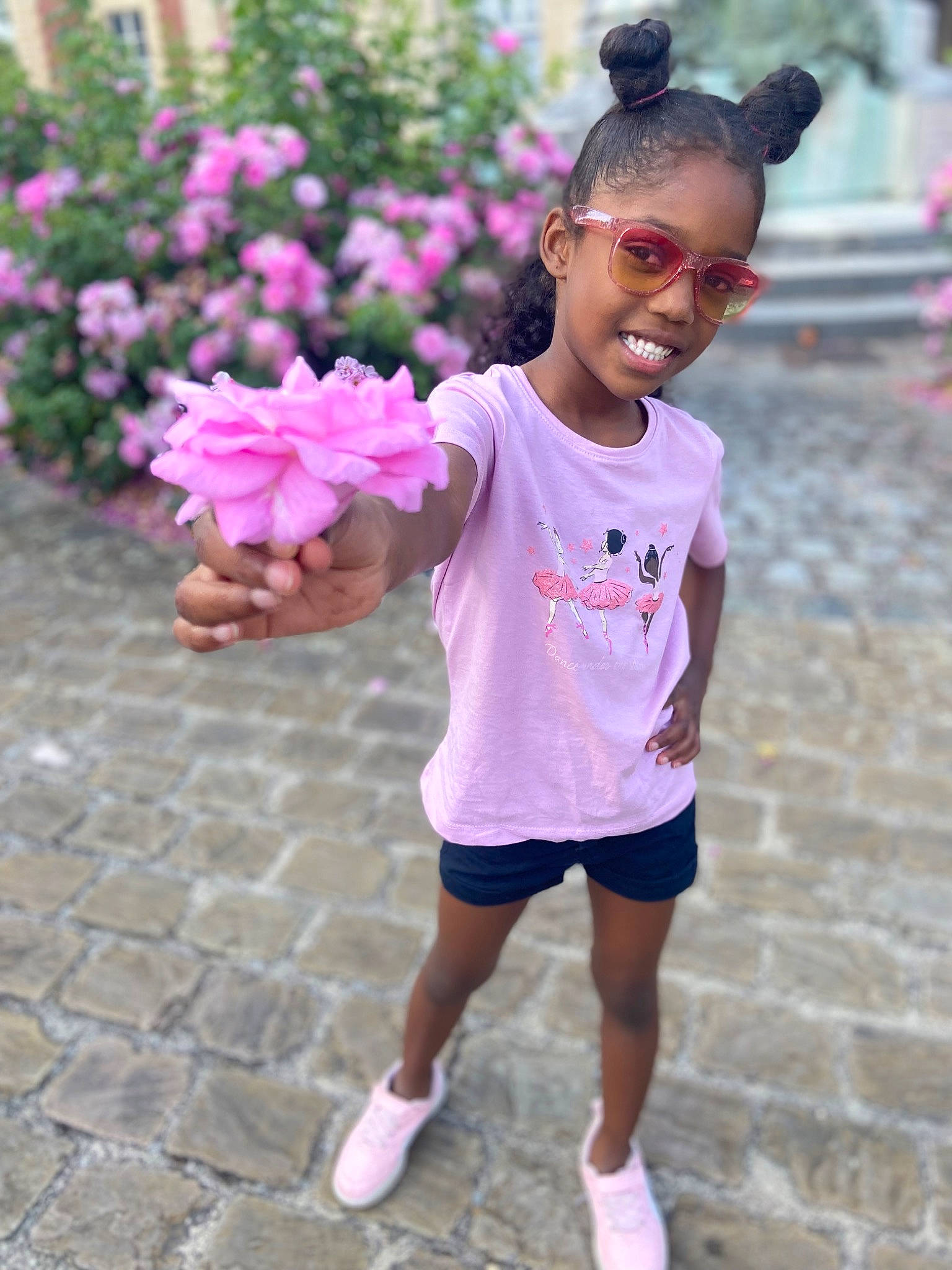 Shana a rejoint le concours — aidez-le/la à gagner de superbes lots ! beauty, event, eyewear, flower, fun, happy, headgear, joy, leisure, magenta, person, petal, pink, purple, recreation, shorts, sleeve, smile, sneakers, sunglasses