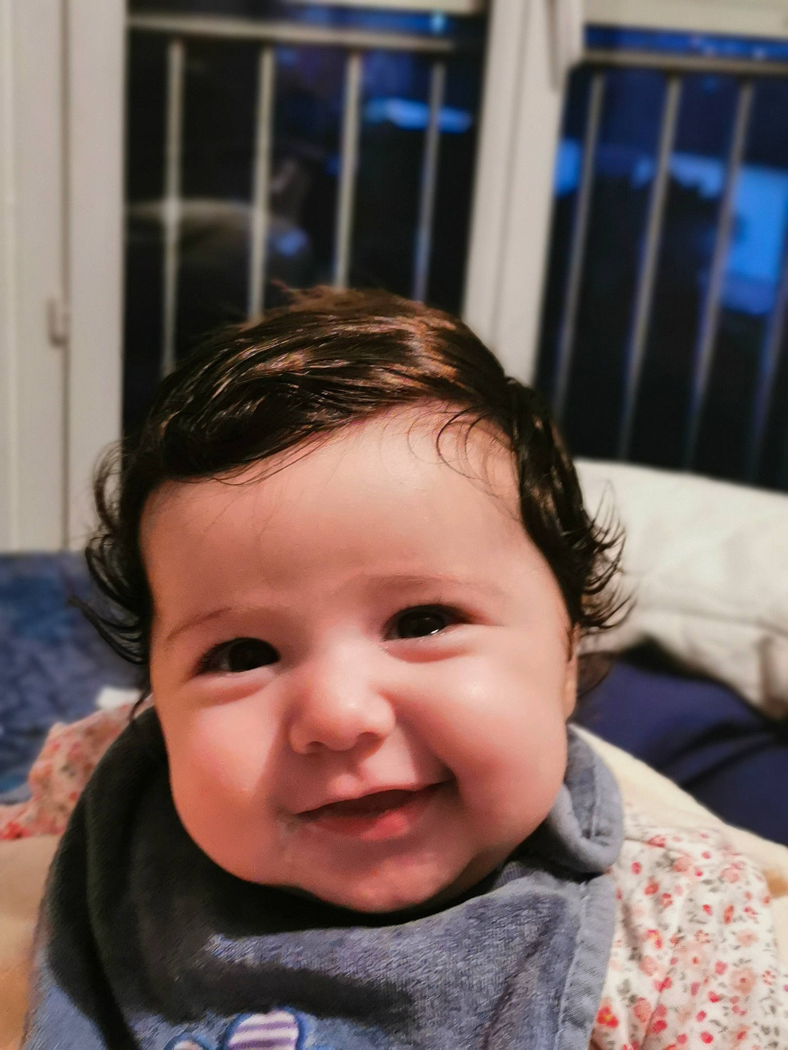 Meriam a rejoint le concours — aidez-le/la à gagner de superbes lots ! baby, baby_toddler_clothing, blue, cheek, child, eye, eyebrow, eyelash, forehead, happy, iris, lip, mouth, neck, nose, person, skin, sleeve, smile, toddler