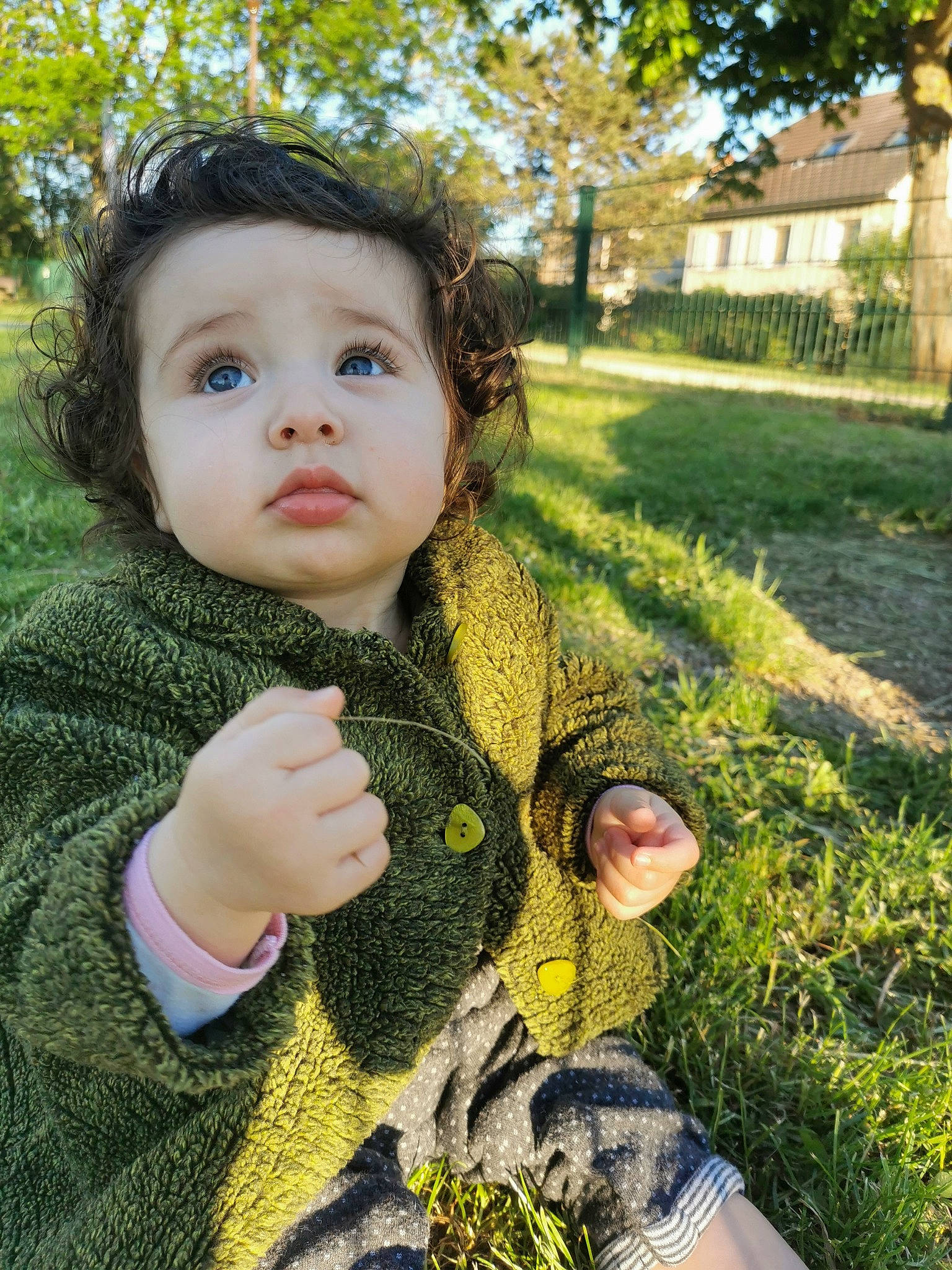 Meriam a rejoint le concours — aidez-le/la à gagner de superbes lots ! arm, baby, baby_toddler_clothing, cool, eye, finger, gesture, grass, hand, happy, iris, lip, people_in_nature, person, plant, skin, sleeve, sunlight, toddler, tree