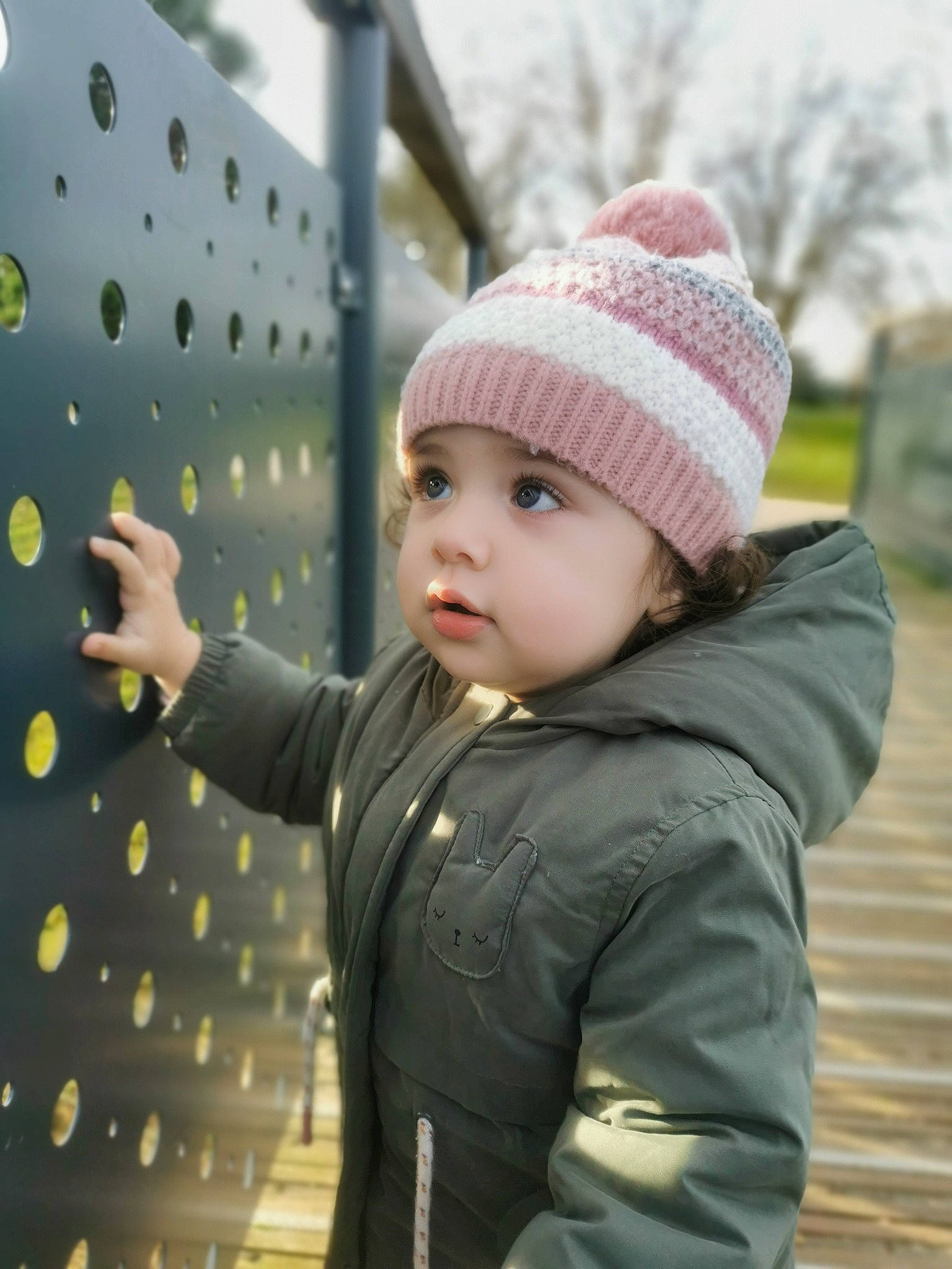 Meriam a rejoint le concours — aidez-le/la à gagner de superbes lots ! baby, beanie, cap, child, facial_expression, freezing, fun, happy, headwear, jacket, knit_cap, leisure, outerwear, people, people_in_nature, person, plant, recreation, sky, toddler