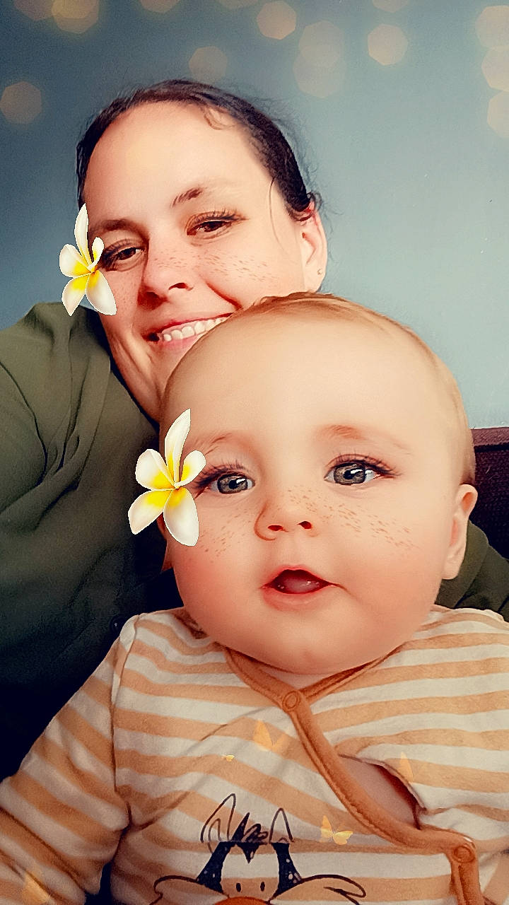 Wyllow participe au concours pour gagner de l'argent avec cette photo : baby, child, close_up, cut_flowers, event, finger, flash_photography, flower, formal_wear, fun, gesture, happy, iris, joy, love, people_in_nature, person, petal, romance, skin