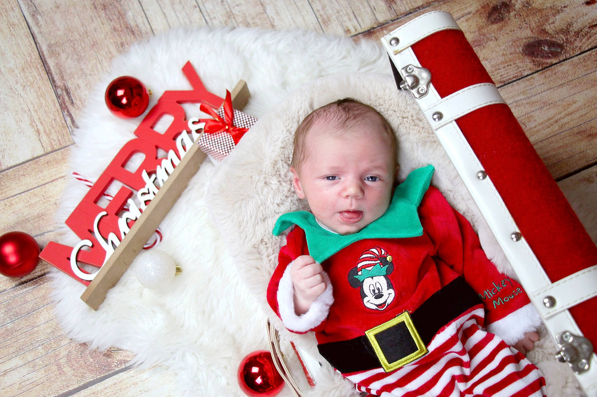 Wyllow participe au concours pour gagner de l'argent avec cette photo : baby, baby_toddler_clothing, carmine, christmas, christmas_decoration, christmas_eve, christmas_ornament, event, flooring, happy, holiday, pattern, person, product, red, sleeve, t_shirt, toddler, tree, white