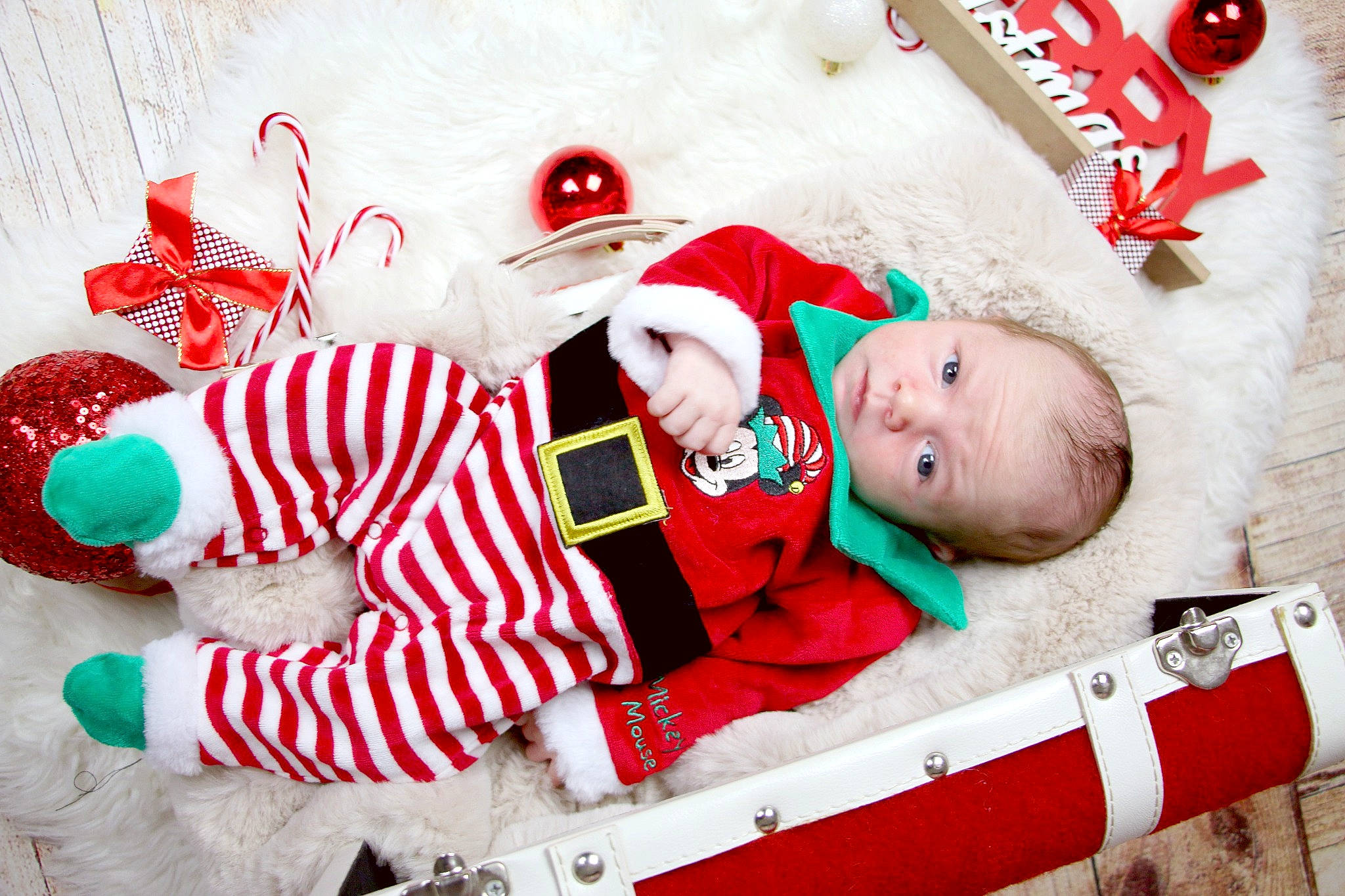 Wyllow participe au concours pour gagner de l'argent avec cette photo : baby, baby_toddler_clothing, carmine, child, christmas, christmas_eve, costume_hat, event, fictional_character, happy, holiday, pattern, person, product, red, santa_claus, sock, toddler, toy, white