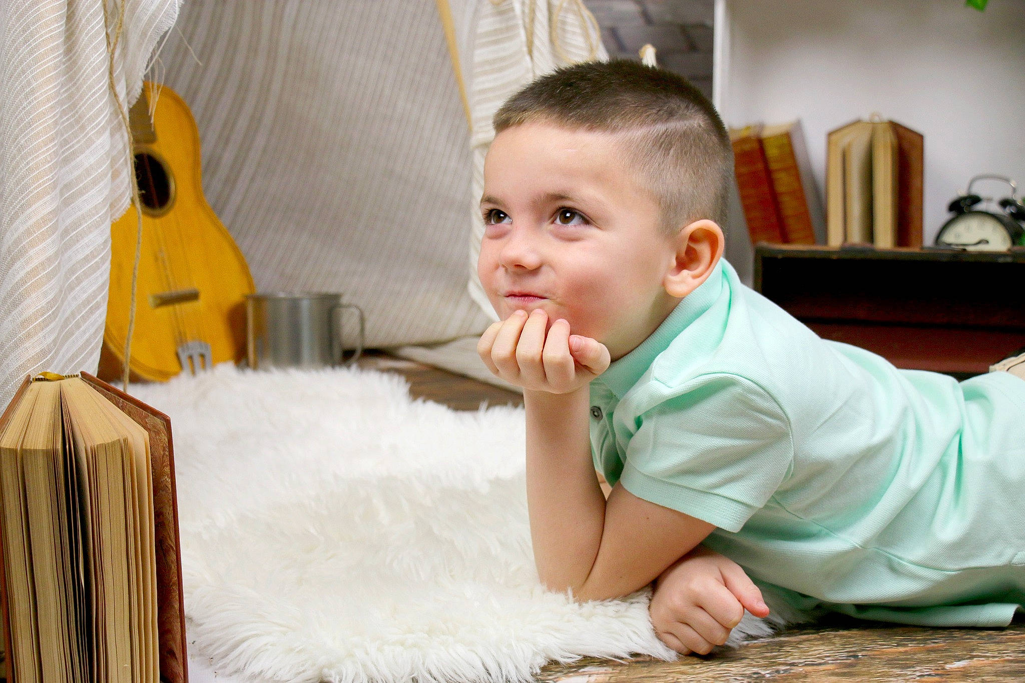 Wyatt a rejoint le concours — aidez-le/la à gagner de superbes lots ! baby, baby_toddler_clothing, chair, child, comfort, flooring, fun, hairstyle, happy, leisure, person, play, portrait_photography, room, sitting, t_shirt, thumb, toddler, vacation, wood