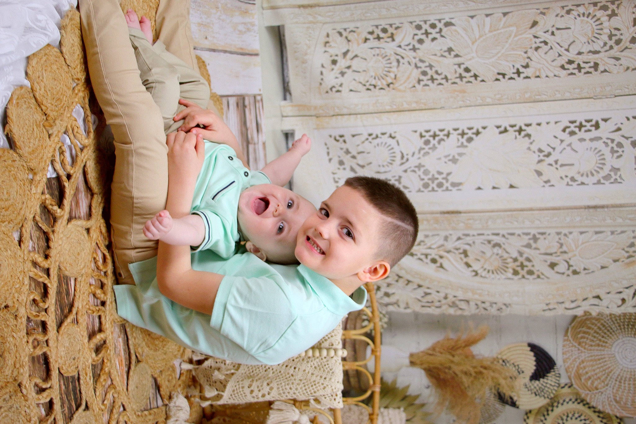 Wyatt a rejoint le concours — aidez-le/la à gagner de superbes lots ! baby, baby_toddler_clothing, chair, child, comfort, flooring, fur, grass, happy, headwear, joy, linens, pattern, peach, person, photo_shoot, portrait_photography, room, sitting, textile