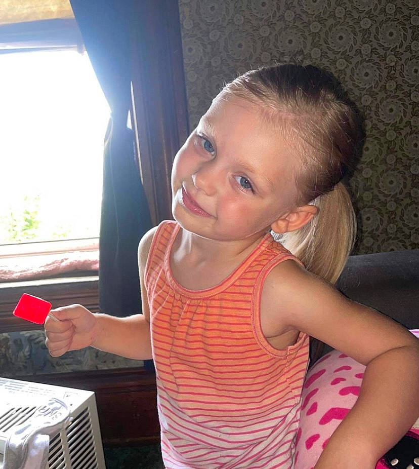 Skarlett is registered to the contest to win money with this photo: cheek, child, cool, facial_expression, fun, hairstyle, happy, joint, joy, kitchen_appliance, muscle, neck, organ, person, shoulder, smile, snapshot, t_shirt, thumb, toddler