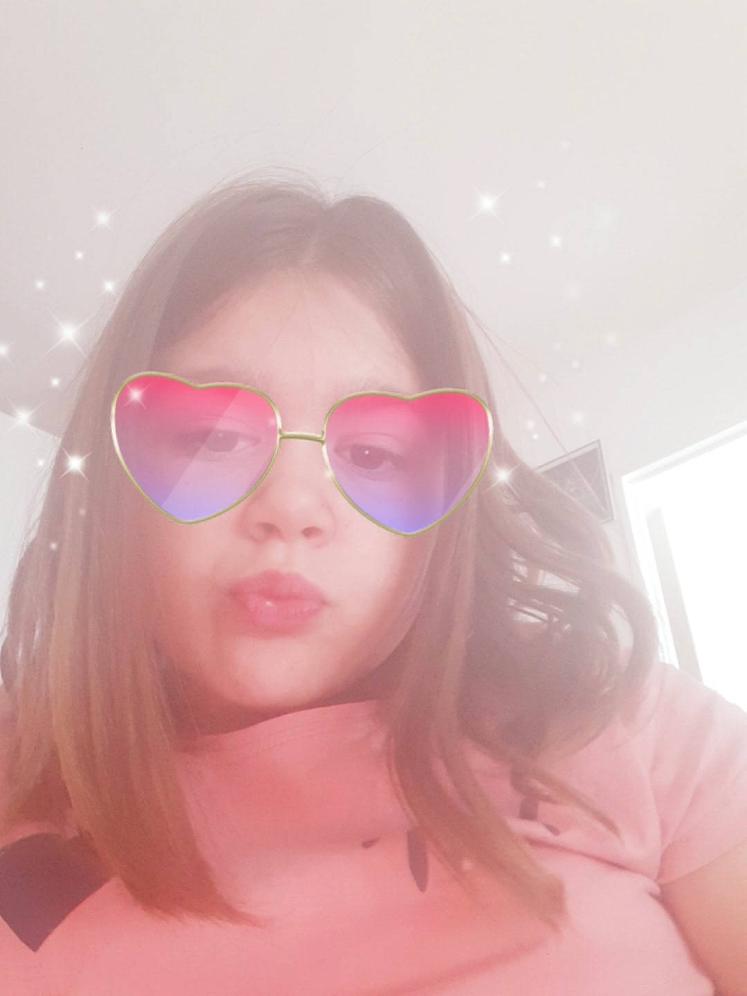 Louna a rejoint le concours — aidez-le/la à gagner de superbes lots ! black_hair, ear, eye_glass_accessory, eyelash, eyewear, glasses, goggles, hairstyle, happy, human_body, jaw, layered_hair, lip, lipstick, mouth, person, pink, selfie, skin, sunglasses