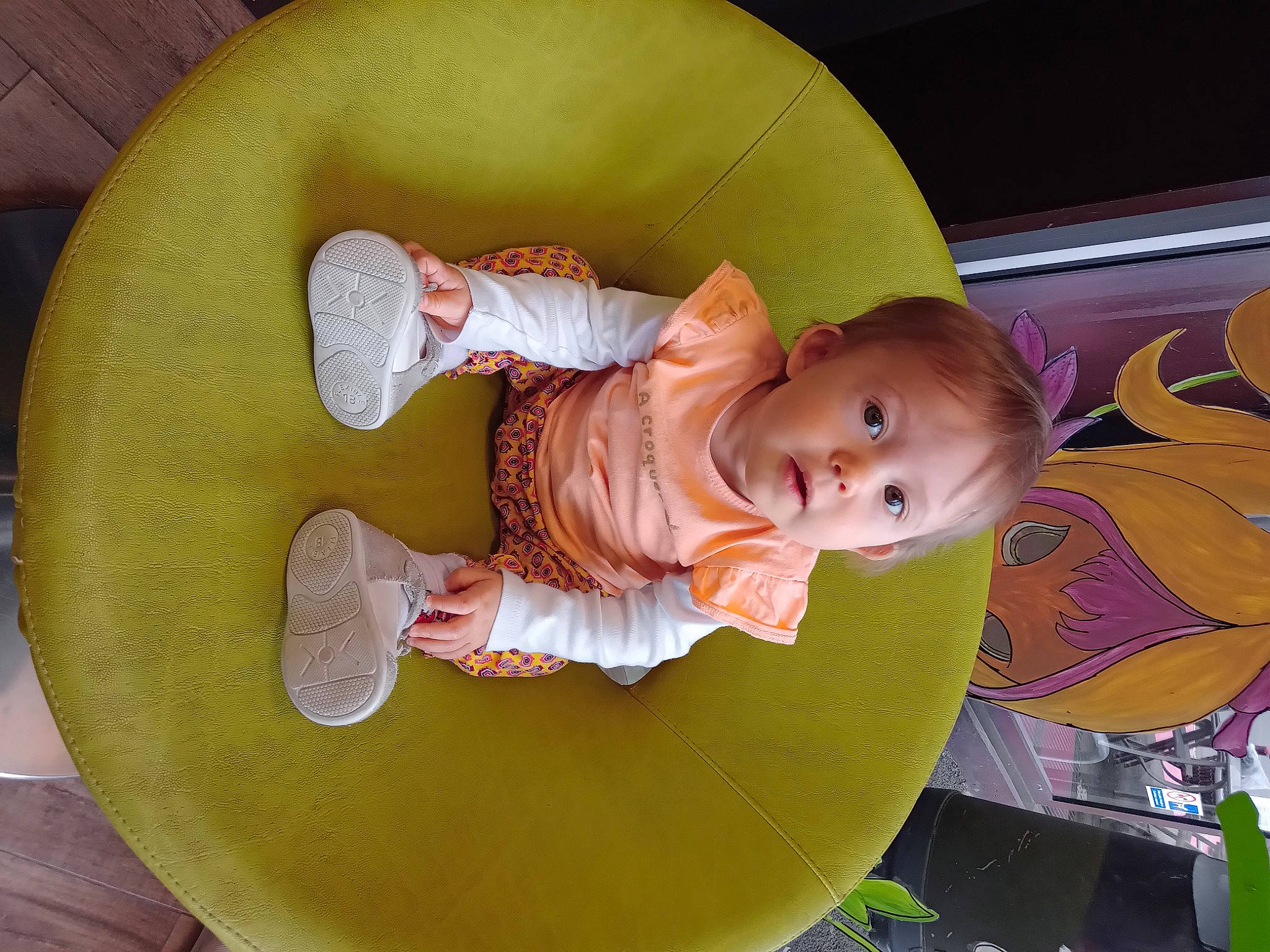 Melina a rejoint le concours — aidez-le/la à gagner de superbes lots ! baby, baby_products, baby_safety, baby_toddler_clothing, baby_toys, chair, cheek, child, circle, comfort, finger, fun, happy, hat, headgear, person, room, sitting, skin, smile