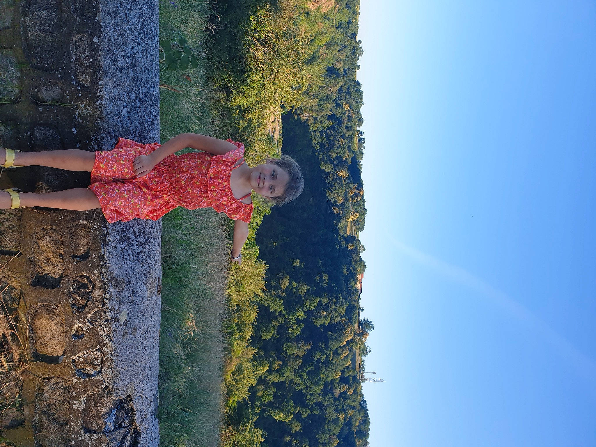 Mathilda participe au concours pour gagner de l'argent avec cette photo : blue, forest, green, joy, landscape, person, plant, plant_stem, sunlight, tree, trunk, water