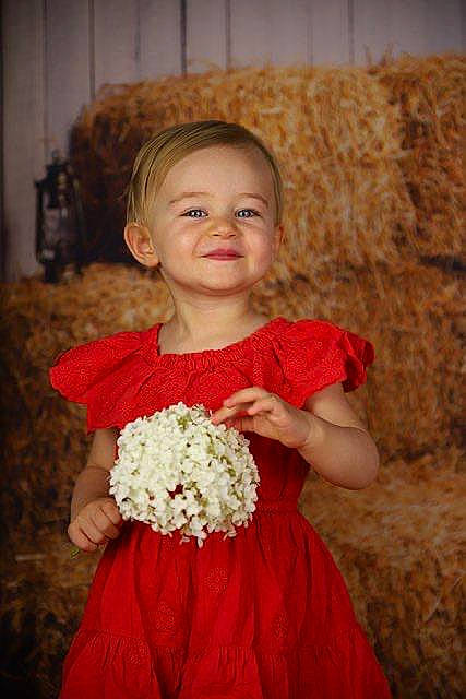 Layana a rejoint le concours — aidez-le/la à gagner de superbes lots ! abdomen, baby_toddler_clothing, bridal_clothing, bridal_party_dress, dress, event, eye, face, flash_photography, flower, formal_wear, gown, happy, head, iris, joy, person, petal, smile, toddler