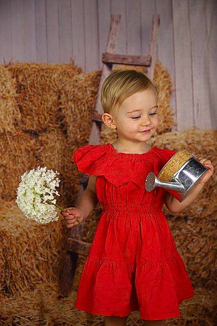 Layana participe au concours pour gagner de l'argent avec cette photo : baby_toddler_clothing, blond, child, day_dress, dress, event, eye, face, fashion_design, flash_photography, flower_arranging, formal_wear, fun, hair, happy, head, joy, person, sitting, smile