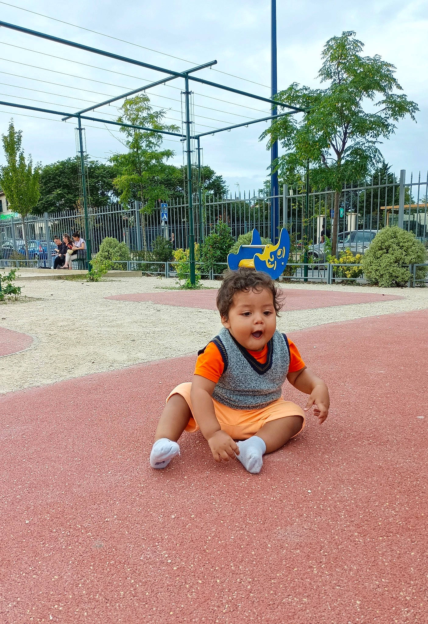 Matis a rejoint le concours — aidez-le/la à gagner de superbes lots ! asphalt, city, cloud, electric_blue, fun, grass, happy, hat, leisure, outdoor_play_equipment, person, plant, recreation, road, road_surface, shorts, sidewalk, sky, street_light, surprise