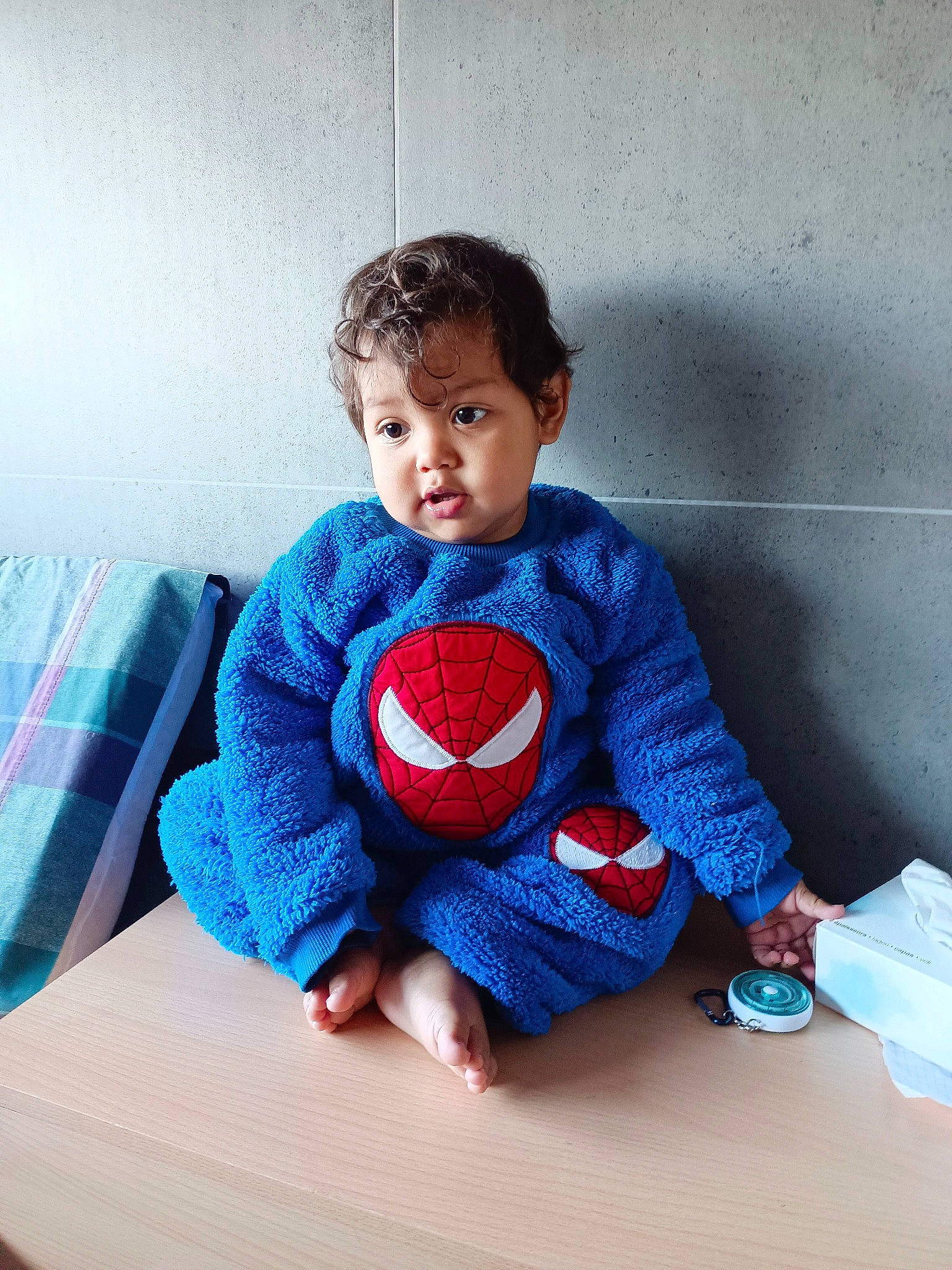 Matis a rejoint le concours — aidez-le/la à gagner de superbes lots ! arm, azure, baby_toddler_clothing, chair, child, comfort, couch, denim, electric_blue, flooring, fun, happy, leisure, pattern, person, sitting, sleeve, spider_man, t_shirt, table