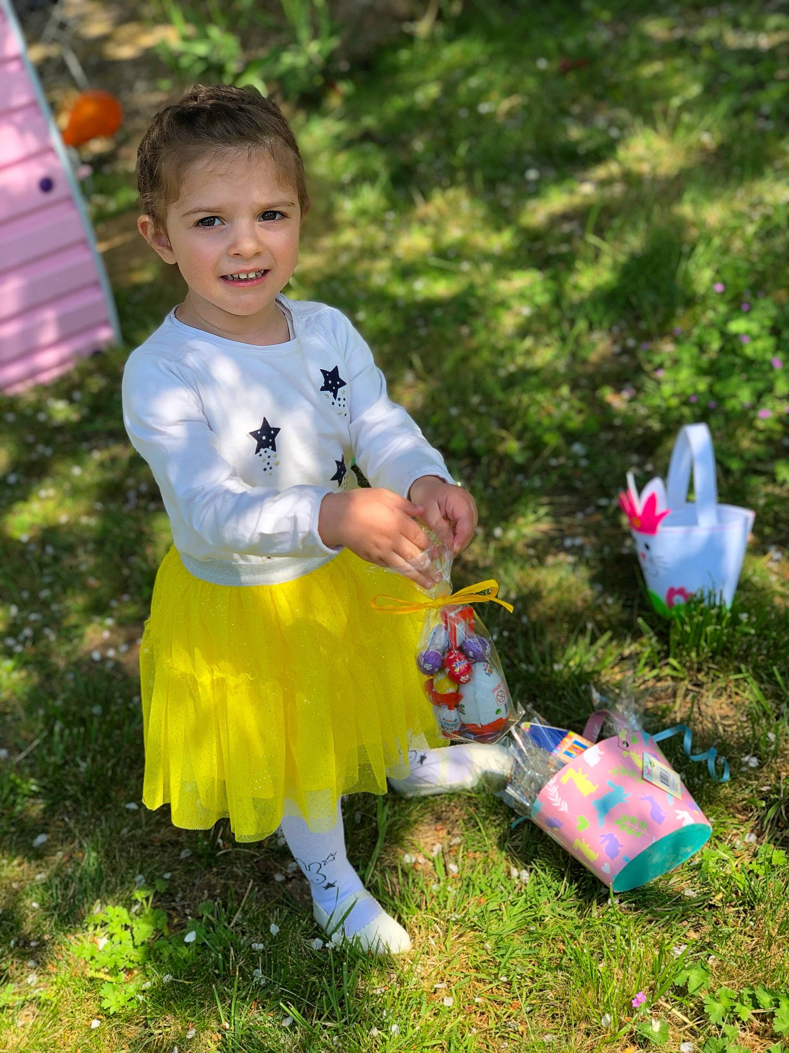 Marietta a rejoint le concours — aidez-le/la à gagner de superbes lots ! child, costume, easter, grass, holiday, joy, person, play, spring, toddler, yellow