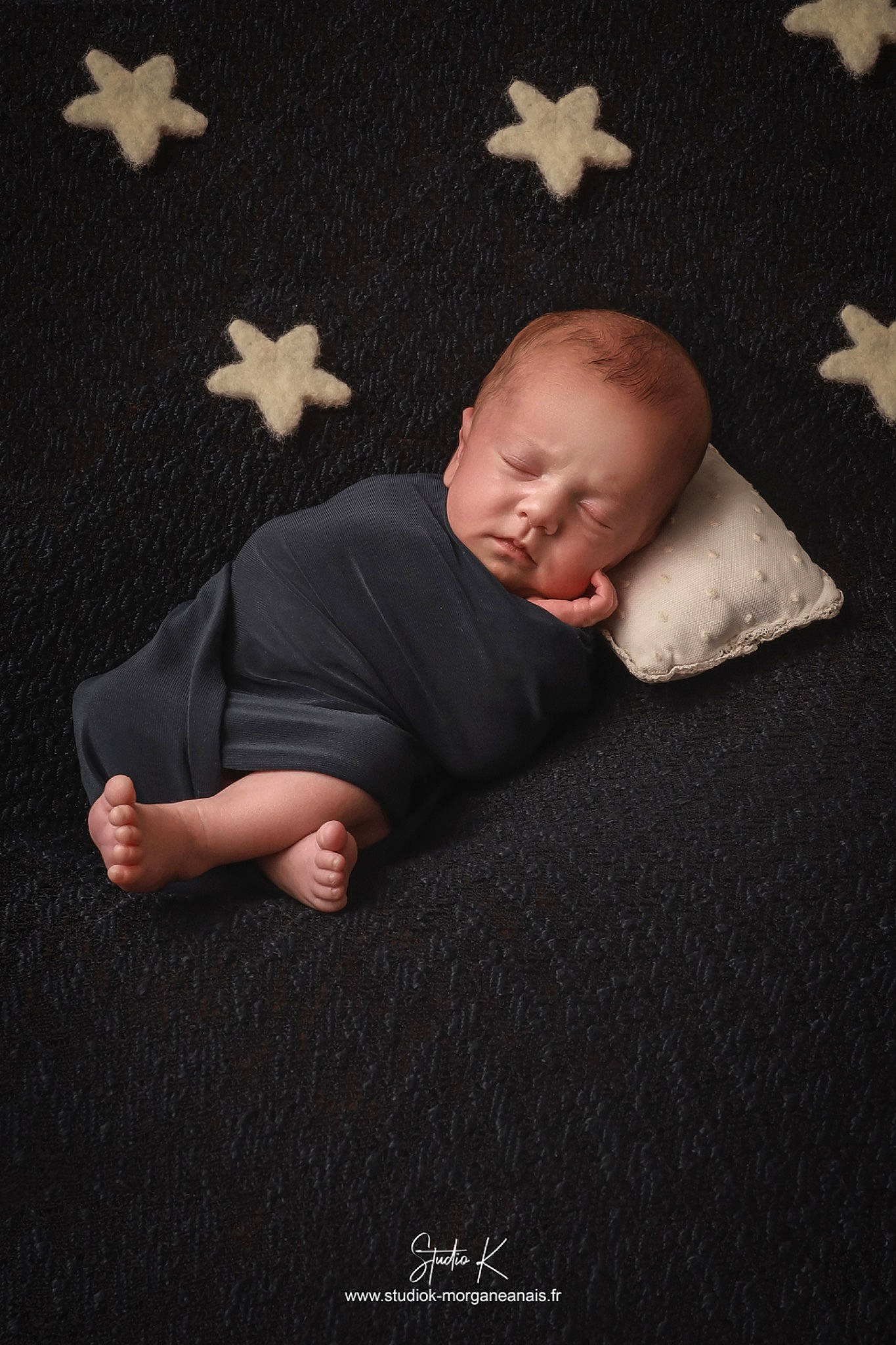 Haron participe au concours pour gagner de l'argent avec cette photo : baby, baby_toddler_clothing, child, comfort, darkness, event, flash_photography, flooring, gesture, grass, grey, happy, linens, pattern, person, room, sitting, sleeve, toddler, wood
