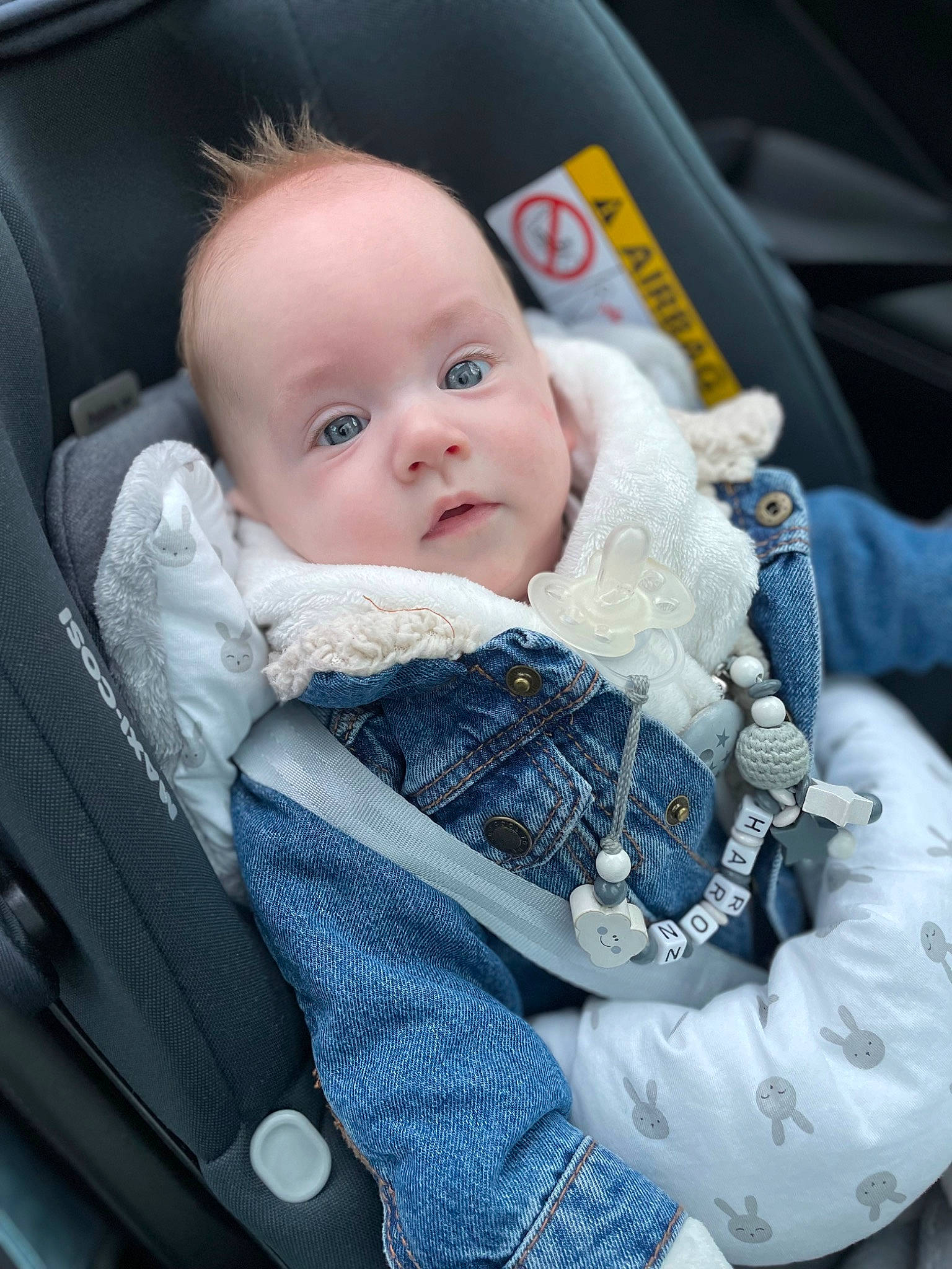 Haron a rejoint le concours — aidez-le/la à gagner de superbes lots ! auto_part, baby, baby_carriage, baby_in_car_seat, baby_products, baby_safety, baby_toddler_clothing, car_seat, cheek, child, comfort, electric_blue, iris, pattern, person, sitting, skin, sleeve, toddler