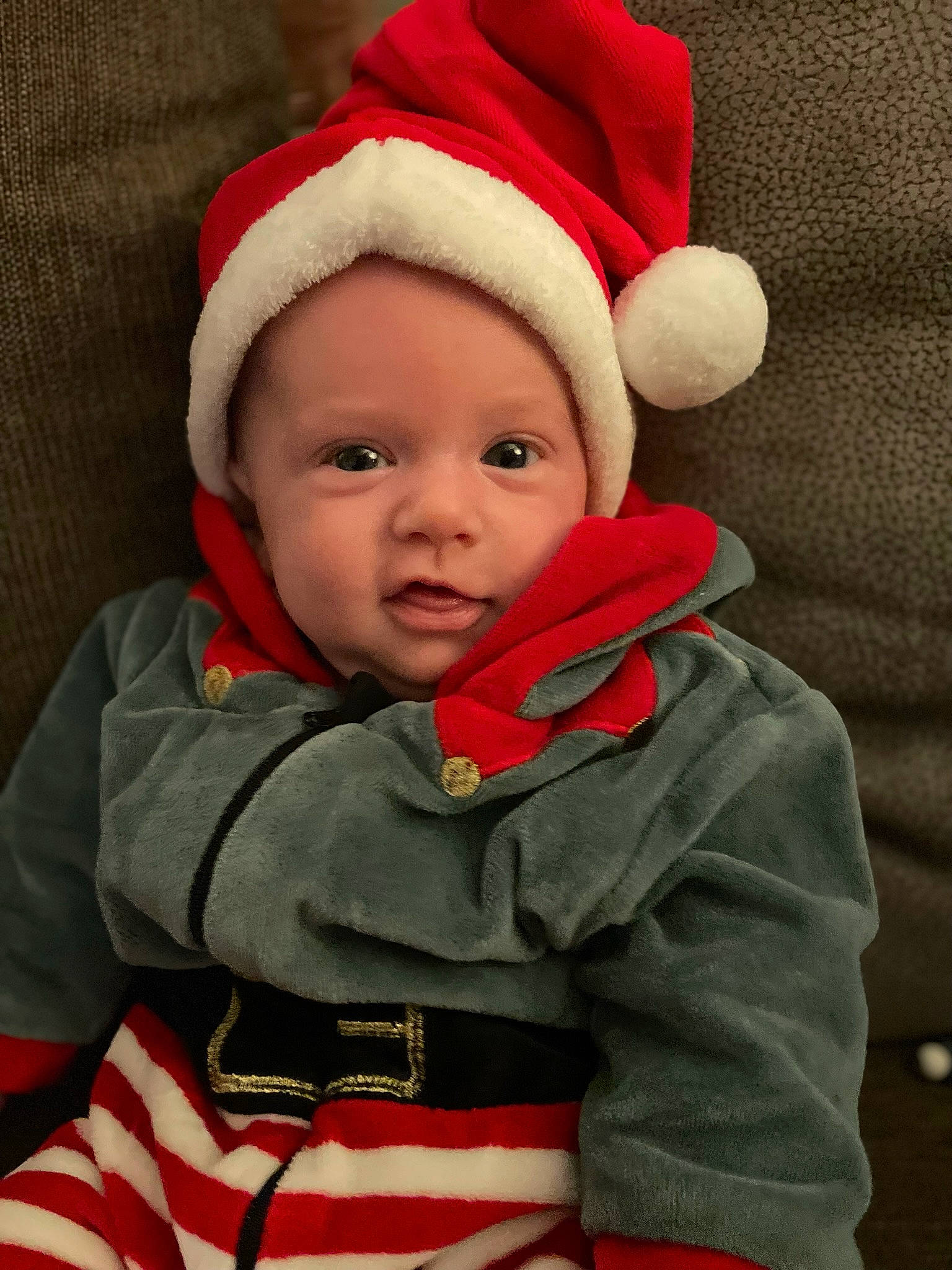 Haron participe au concours pour gagner de l'argent avec cette photo : baby, baby_toddler_clothing, cap, cheek, child, comfort, eye, face, fictional_character, happy, head, headgear, headwear, hood, human_body, jacket, nose, person, red, sleeve