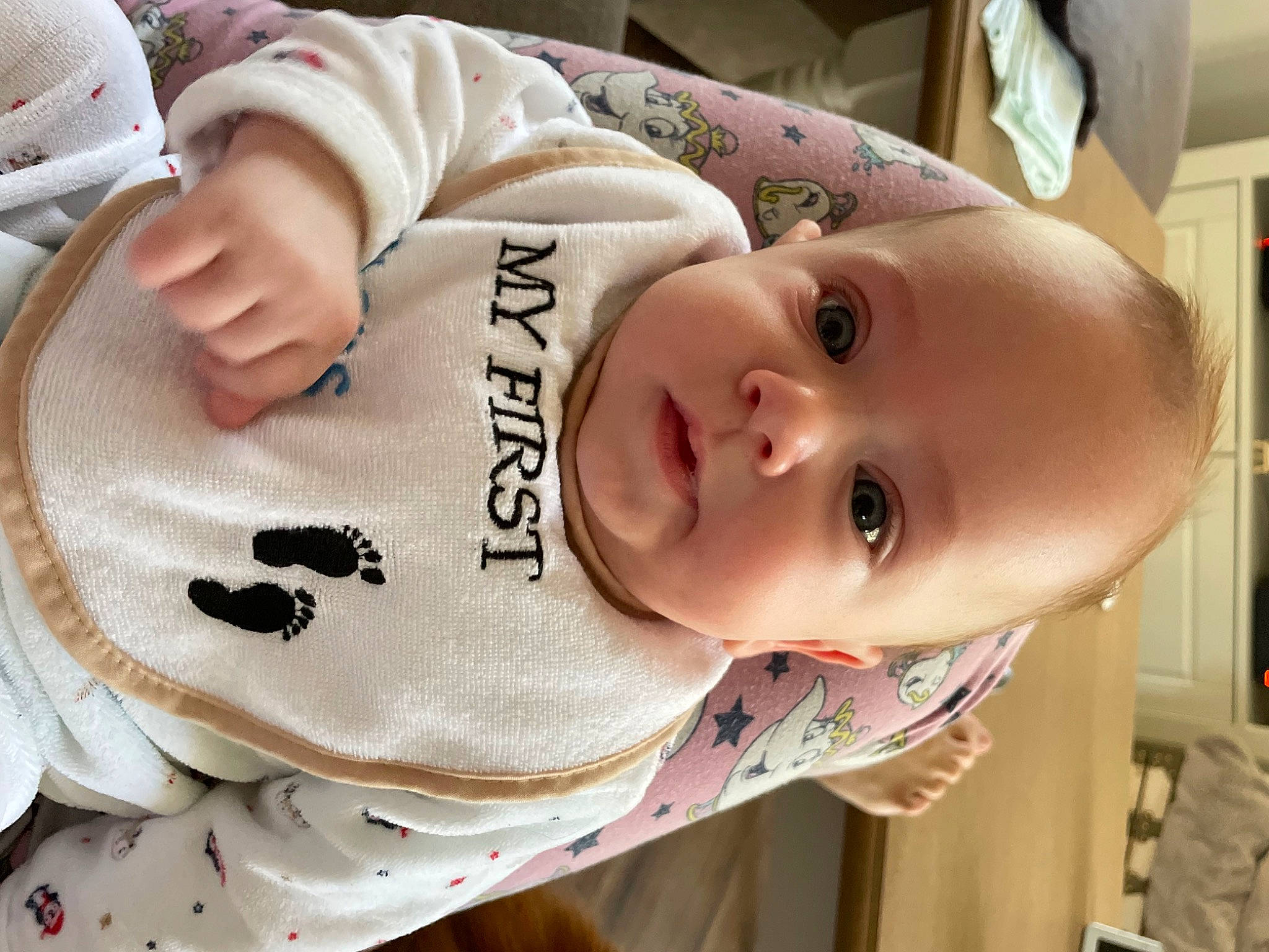 Haron a rejoint le concours — aidez-le/la à gagner de superbes lots ! baby, baby_products, baby_safety, baby_toddler_clothing, cheek, child, chin, eye, facial_expression, happy, hat, headgear, iris, nose, person, product, skin, sleeve, smile, toddler