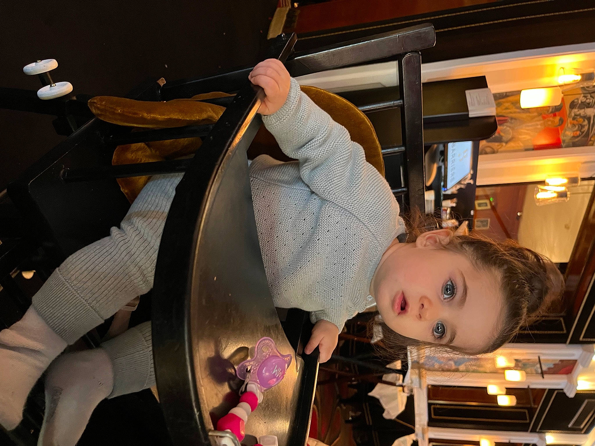 Bella a rejoint le concours — aidez-le/la à gagner de superbes lots ! baby, food, fun, metal, person, room, suit, toddler