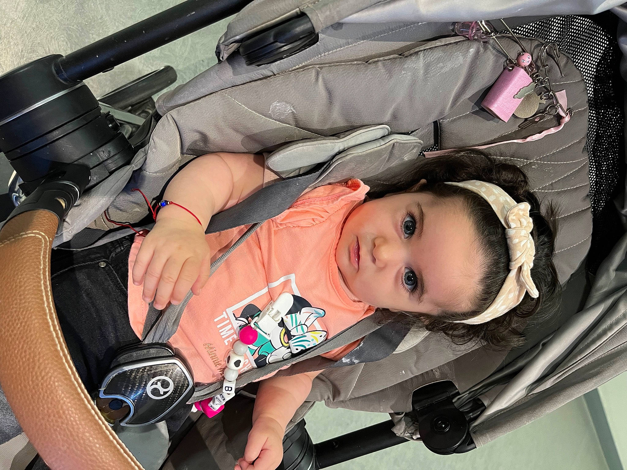 Bella participe au concours pour gagner de l'argent avec cette photo : auto_part, automotive_design, automotive_exterior, automotive_wheel_system, baby, baby_carriage, baby_products, baby_toddler_clothing, bag, baggage, bumper, car_seat, child, comfort, family_car, headwear, luxury_vehicle, motor_vehicle, person, smile