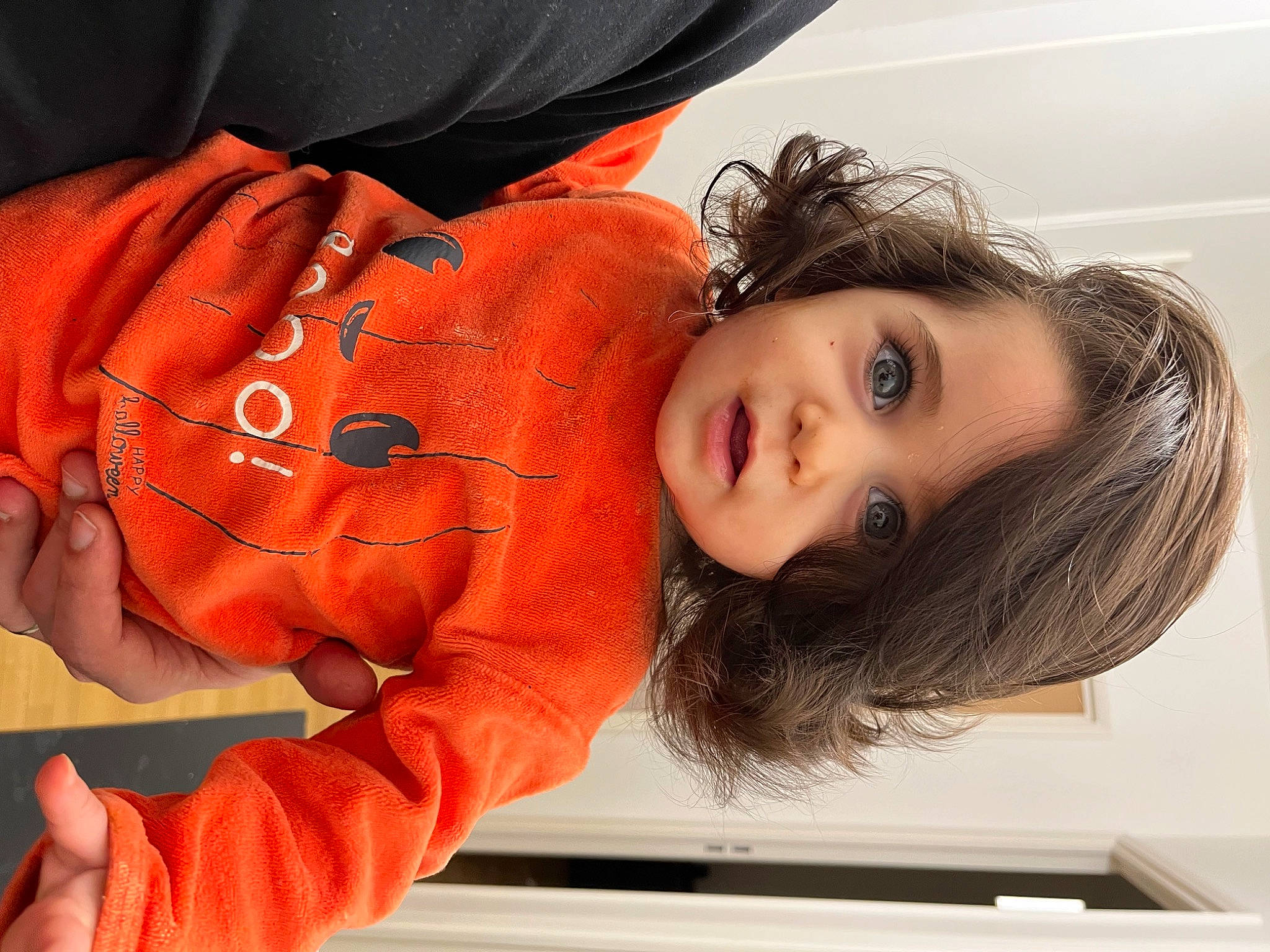 Bella participe au concours pour gagner de l'argent avec cette photo : brown_hair, cheek, child, comfort, eyelash, fun, fur, happy, lifejacket, lip, mouth, nose, person, portrait_photography, room, sitting, skin, stuffed_toy, toddler, vertebrate