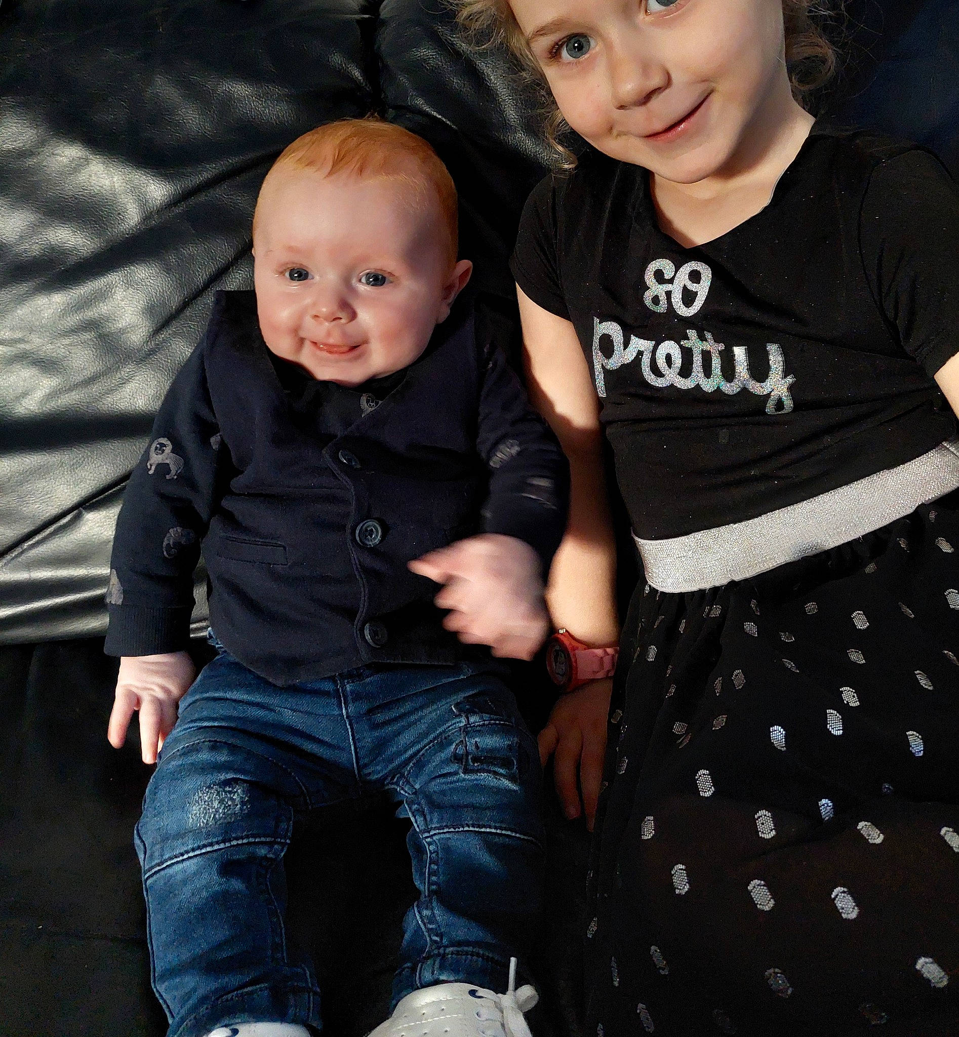 Adalinne a rejoint le concours — aidez-le/la à gagner de superbes lots ! baby_toddler_clothing, black, clothing, facial_expression, fashion, flash_photography, gesture, hairstyle, happy, headwear, human, joy, leg, organ, outerwear, person, photograph, product, skin, sleeve