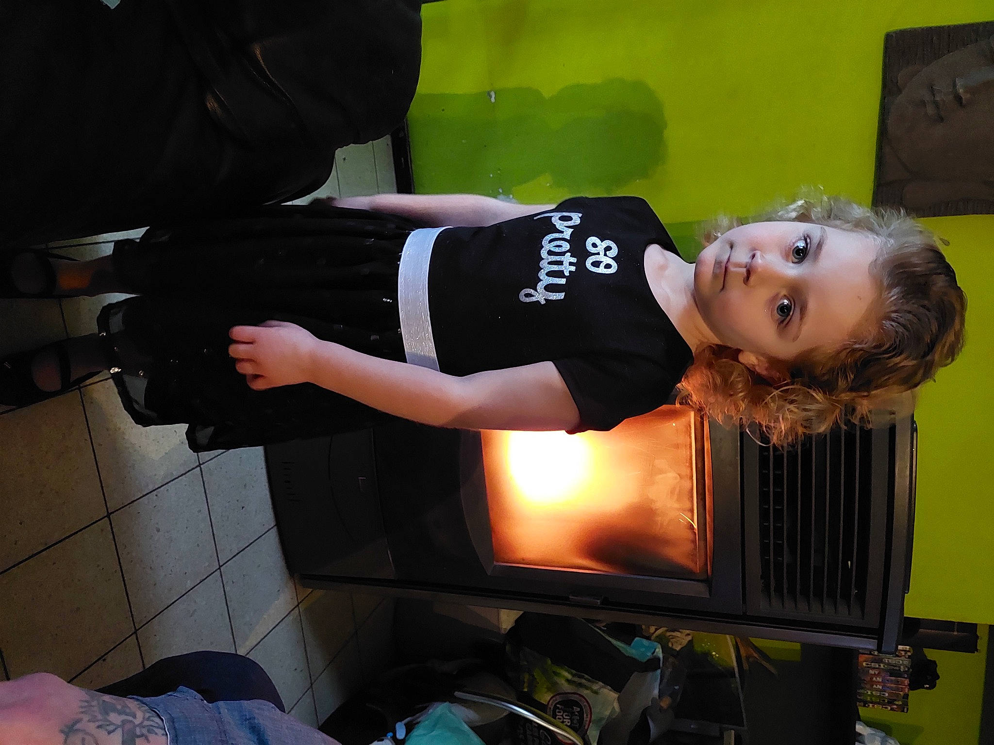 Adalinne participe au concours pour gagner de l'argent avec cette photo : elbow, fashion, flash_photography, fun, human_leg, machine, person, room, sitting, smile, sportswear, t_shirt, waist, wrist