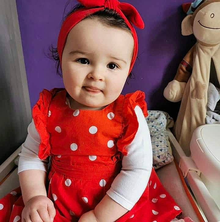 Laureline participe au concours pour gagner de l'argent avec cette photo : baby, baby_toddler_clothing, cheek, child, costume_hat, design, face, fun, happy, hat, human_body, lip, person, pink, skin, sleeve, smile, standing, toddler, toy