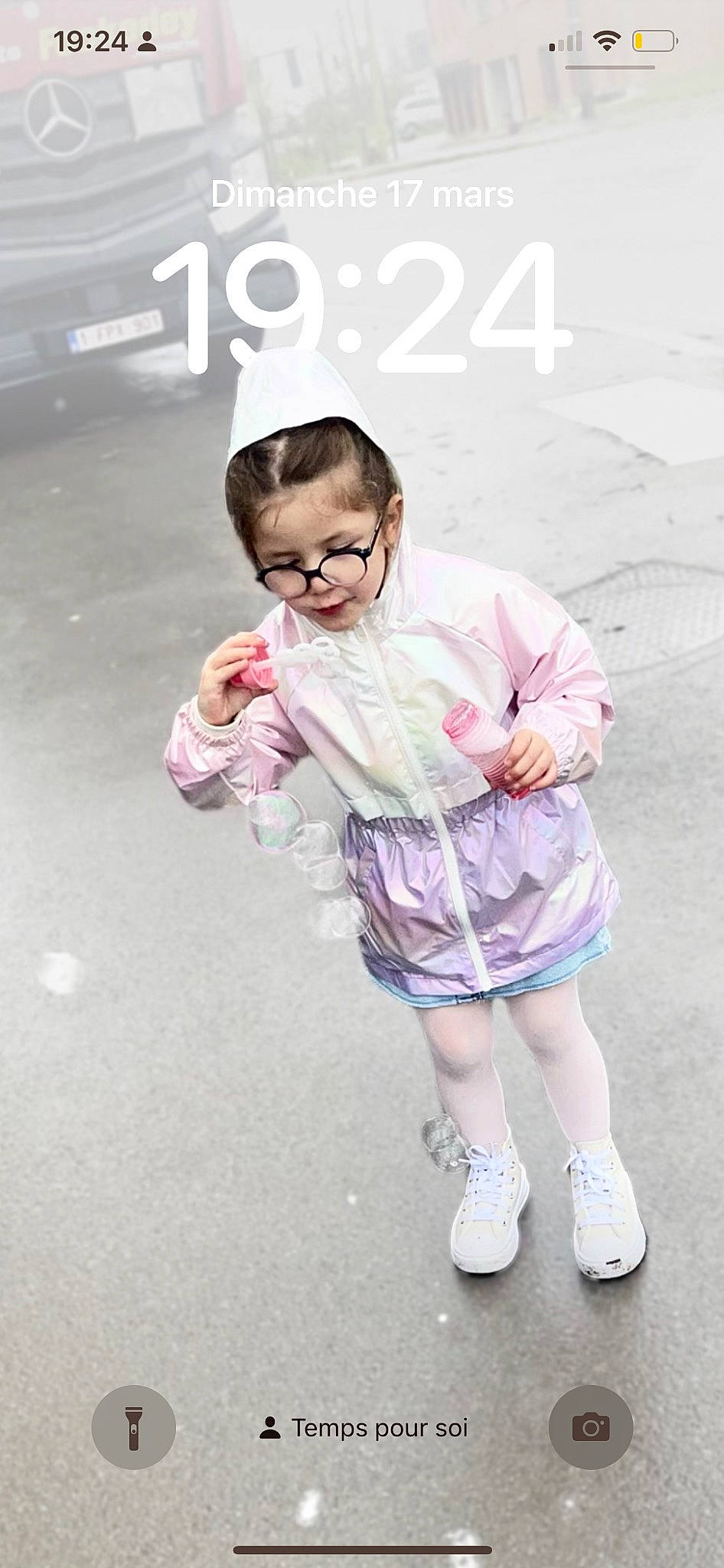 Luna a rejoint le concours — aidez-le/la à gagner de superbes lots ! asphalt, baby_toddler_clothing, child, eyewear, fashion_accessory, footwear, fun, gesture, happy, human_leg, knee, magenta, pattern, person, pink, plant, shoe, sleeve, smile, sock