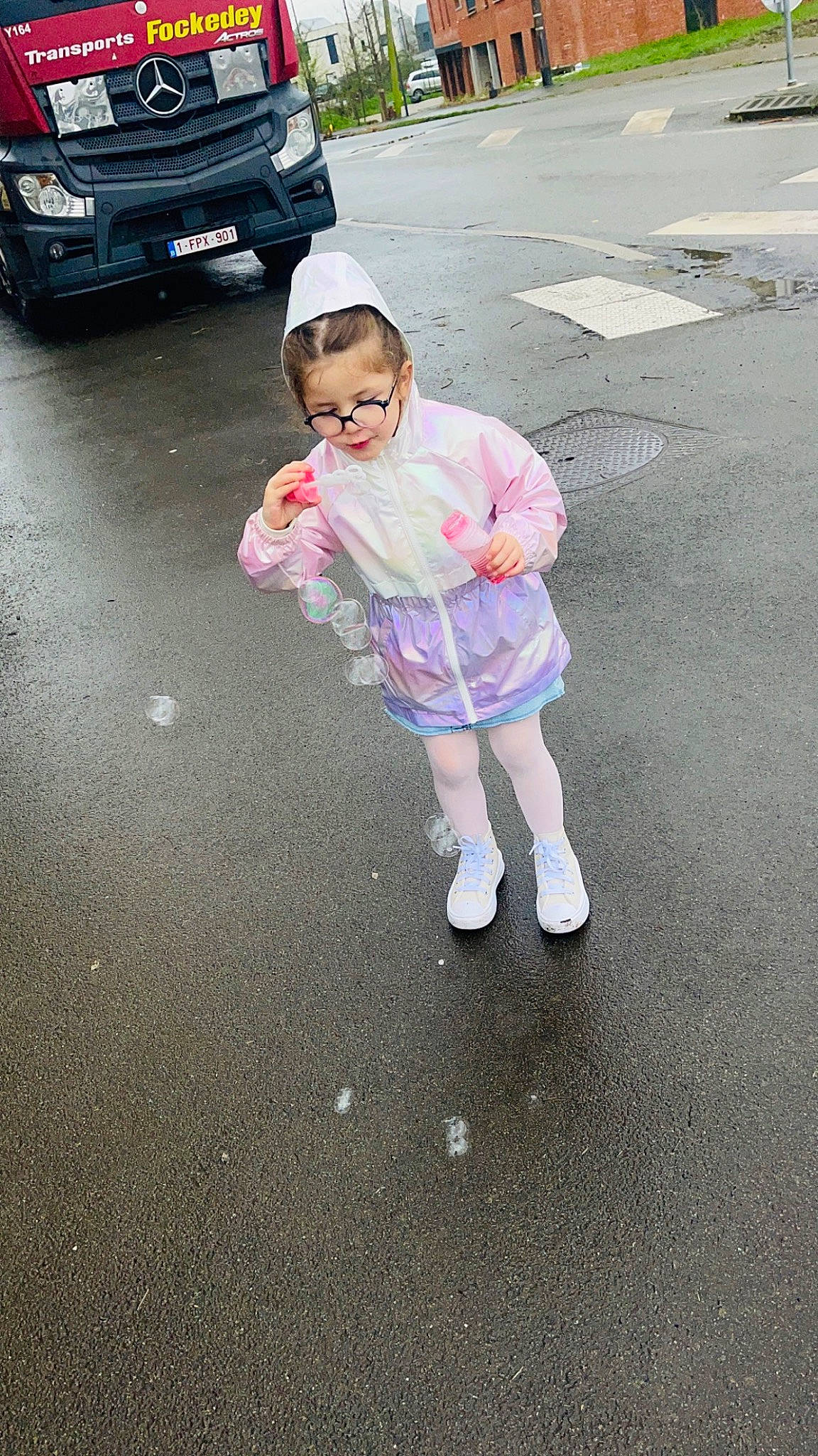 Luna a rejoint le concours — aidez-le/la à gagner de superbes lots ! asphalt, automotive_design, automotive_exterior, automotive_lighting, automotive_tire, bumper, car, family_car, motor_vehicle, parking, person, personal_luxury_car, road, road_surface, sidewalk, tire, toddler, vehicle, vehicle_door, vehicle_registration_plate