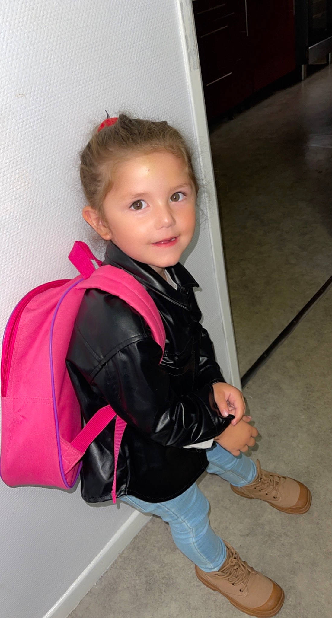 Luna participe au concours pour gagner de l'argent avec cette photo : chair, child, costume, electric_blue, eyelash, fashion_accessory, fashion_design, flooring, formal_wear, fun, joint, joy, leg, magenta, person, personal_protective_equipment, sandal, shoulder, sitting, sleeve