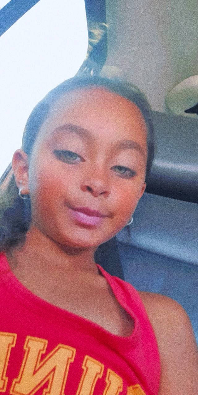 Lyana a rejoint le concours — aidez-le/la à gagner de superbes lots ! beauty, black_hair, cheek, cool, ear, electric_blue, eyebrow, eyelash, forehead, fun, happy, jaw, lip, long_hair, neck, nose, person, shoulder, skin, smile