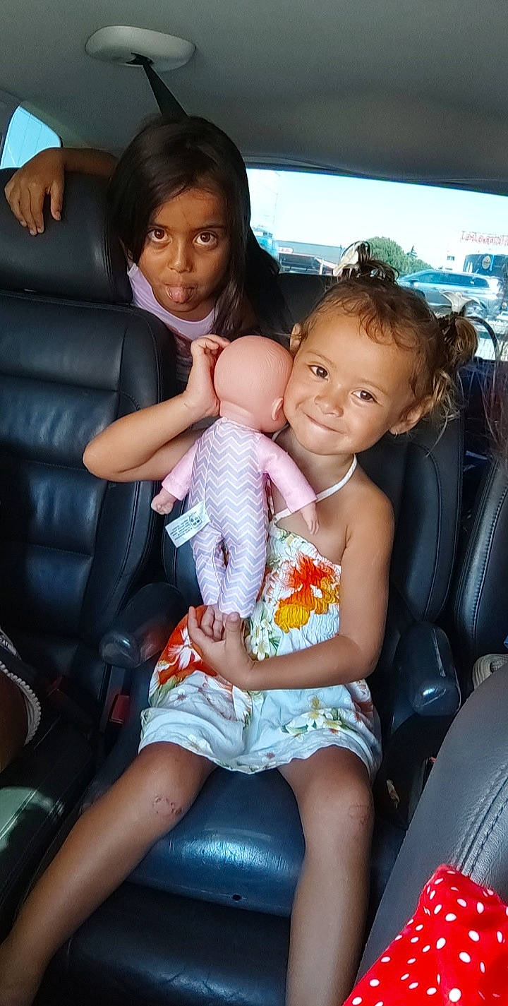 Mayna participe au concours pour gagner de l'argent avec cette photo : black_hair, car_seat, chair, comfort, face, facial_expression, finger, flash_photography, fun, hair, happy, head, joy, lap, leg, leisure, person, skin, smile, thigh