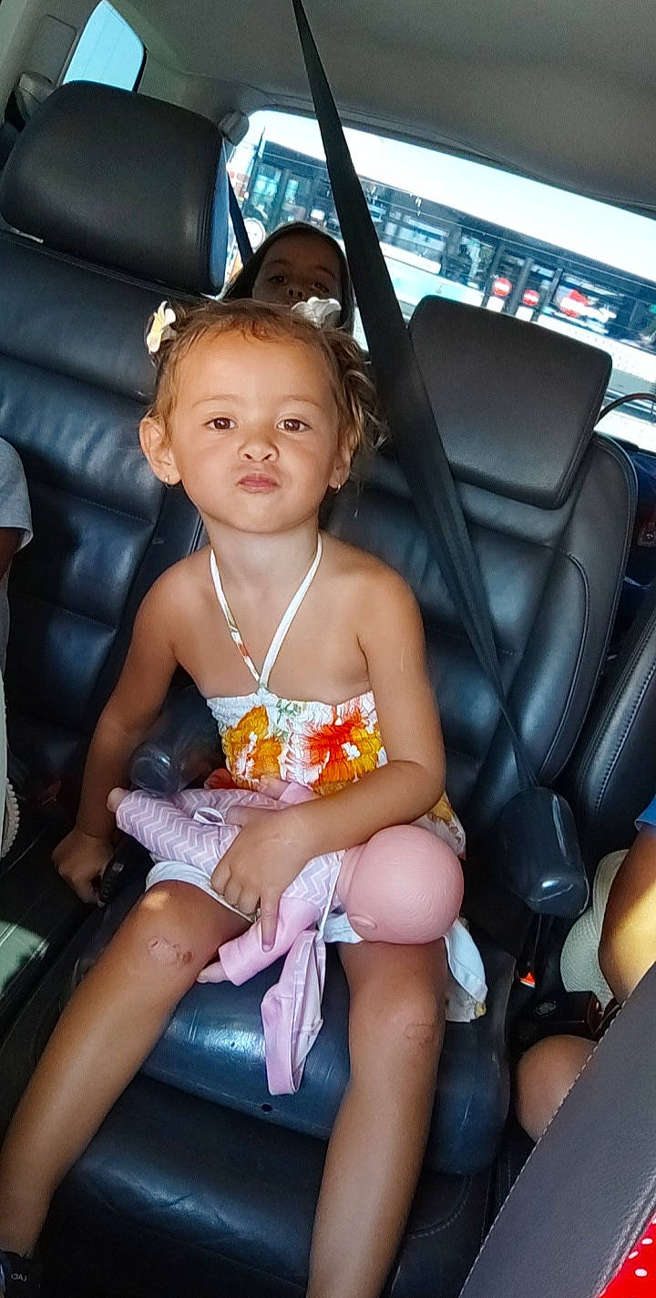 Mayna a rejoint le concours — aidez-le/la à gagner de superbes lots ! automotive_design, car_seat, car_seat_cover, comfort, dress, finger, flash_photography, fun, head_restraint, human_leg, lap, leg, leisure, motor_vehicle, mouth, person, skin, steering_wheel, thigh, toddler