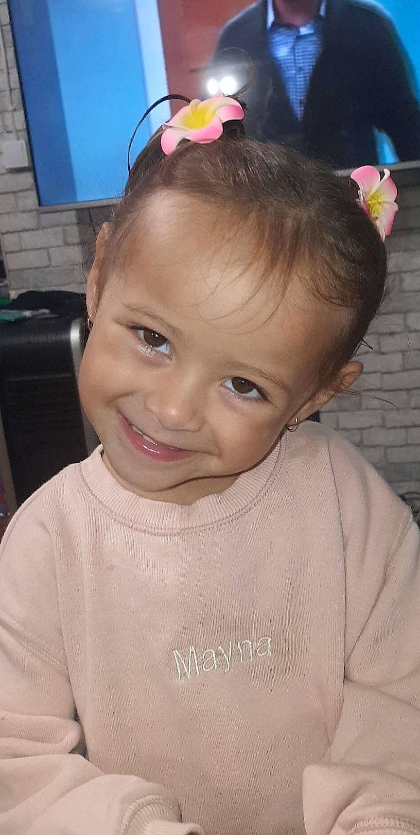 Mayna participe au concours pour gagner de l'argent avec cette photo : arm, cheek, chin, eye, eyebrow, eyelash, face, facial_expression, forehead, hair, hairstyle, head, joy, lip, mouth, nose, organ, person, product, skin